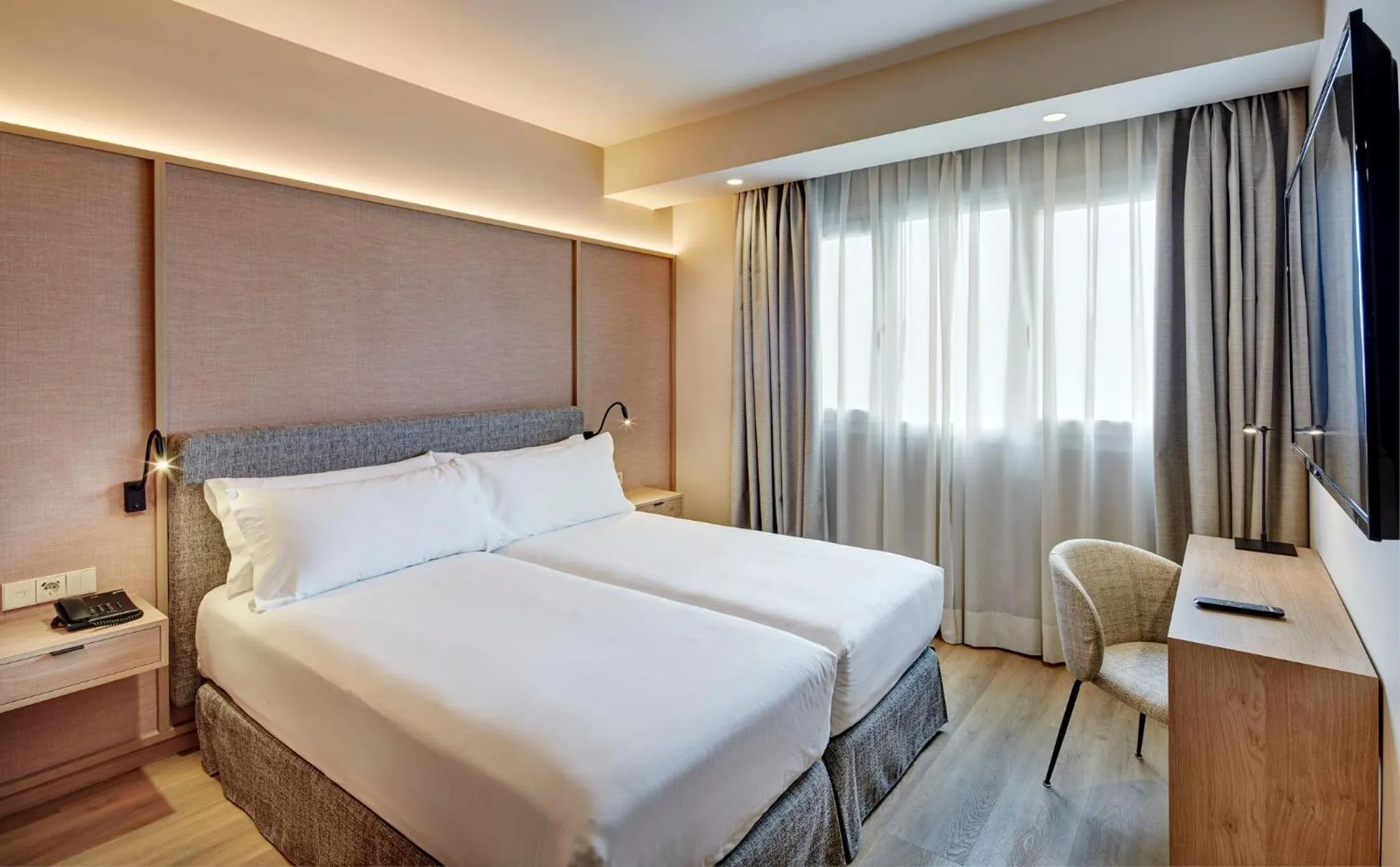 Photo of the whole room, Bed in Sercotel Pozuelo