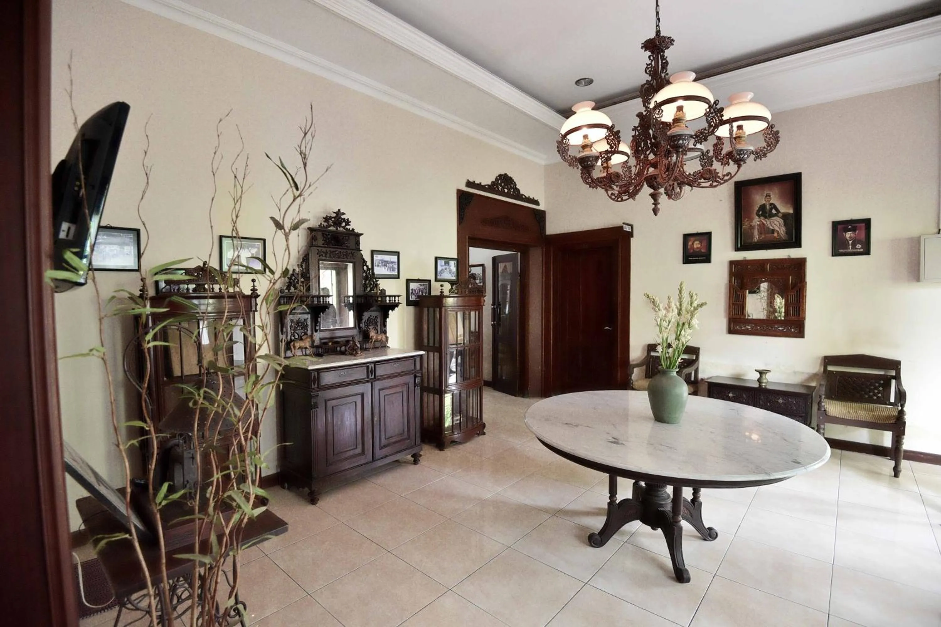 Lobby or reception in Ndalem Maharani Guest House