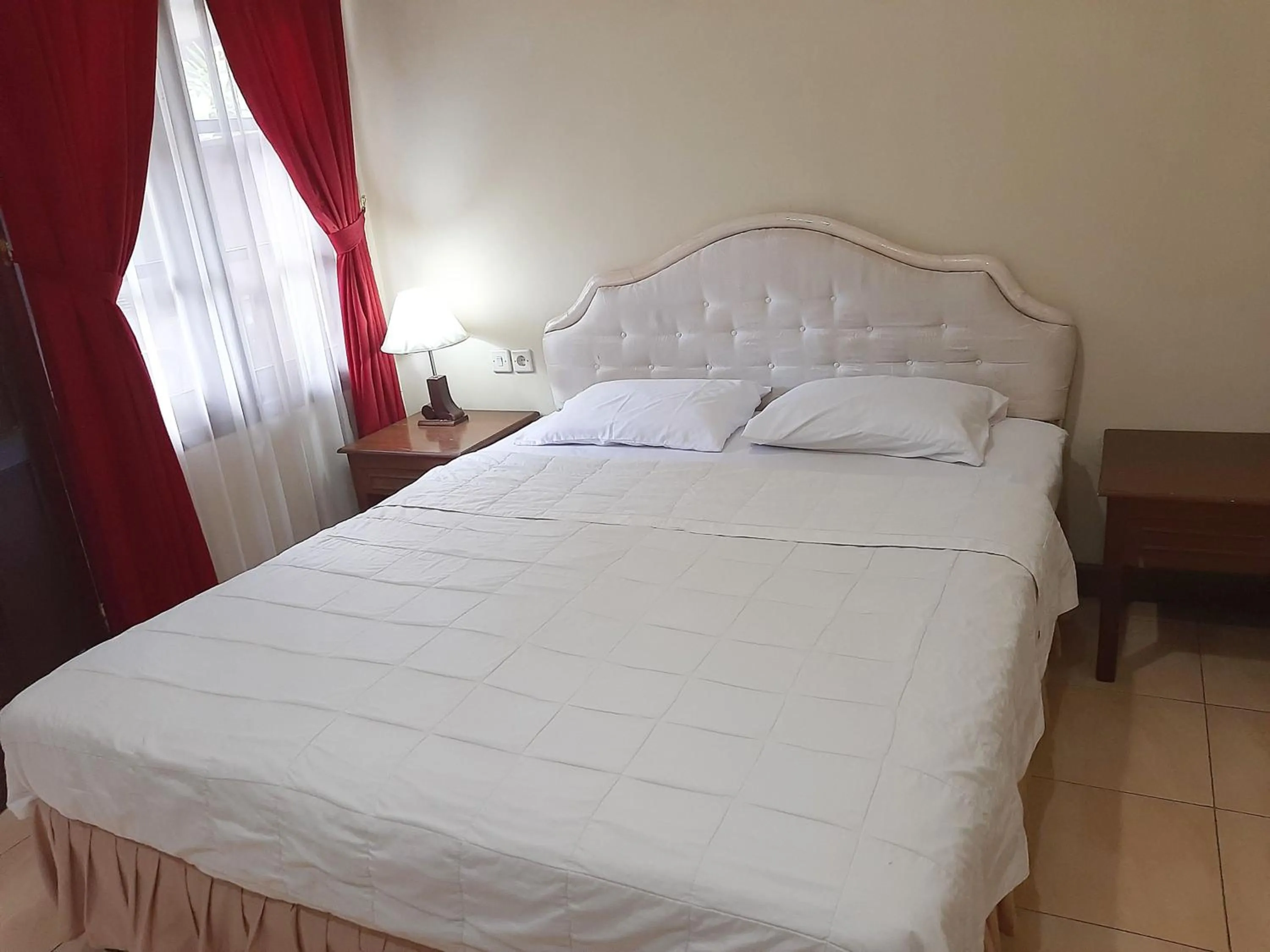 Bed in Ndalem Maharani Guest House