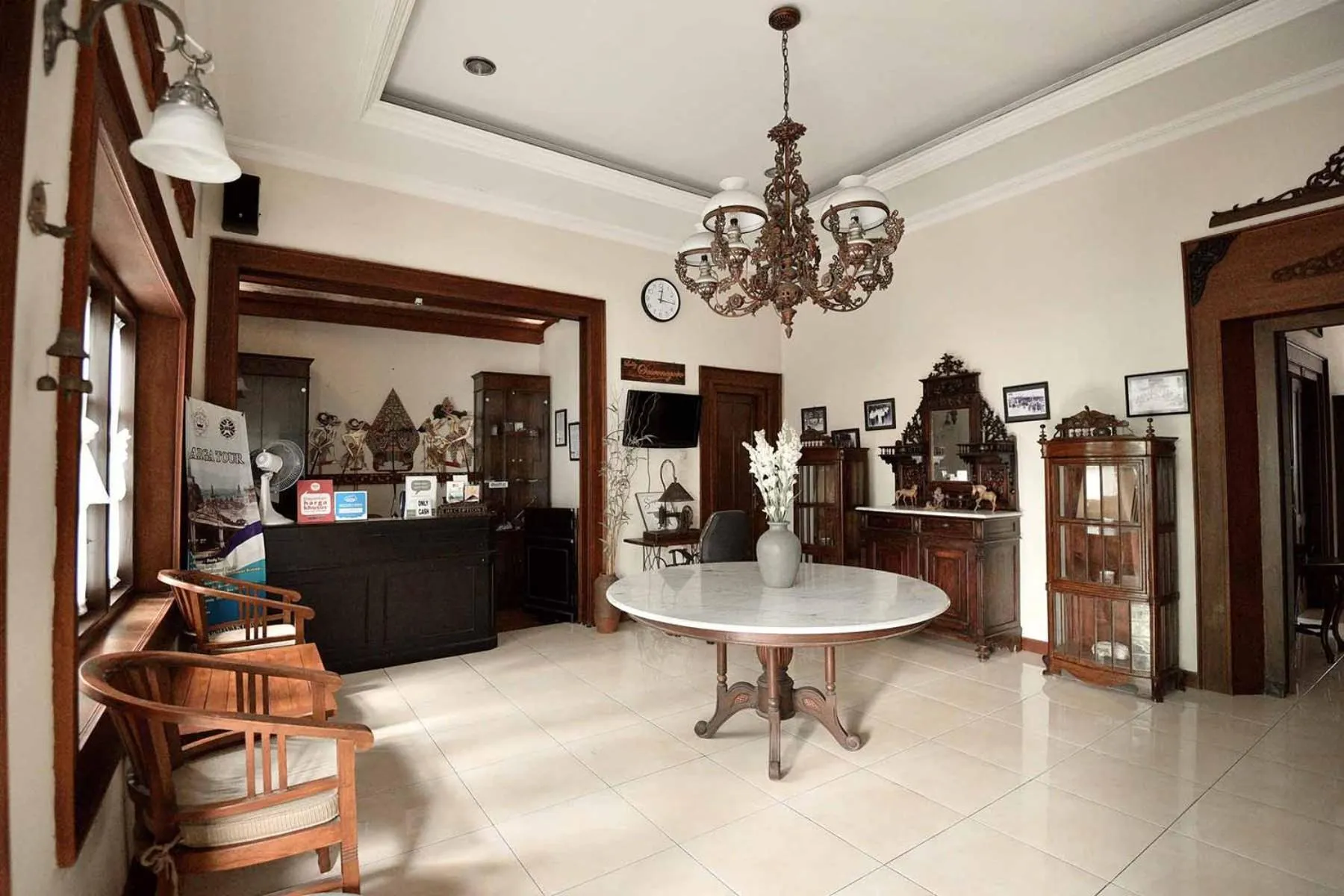 Lobby or reception in Ndalem Maharani Guest House