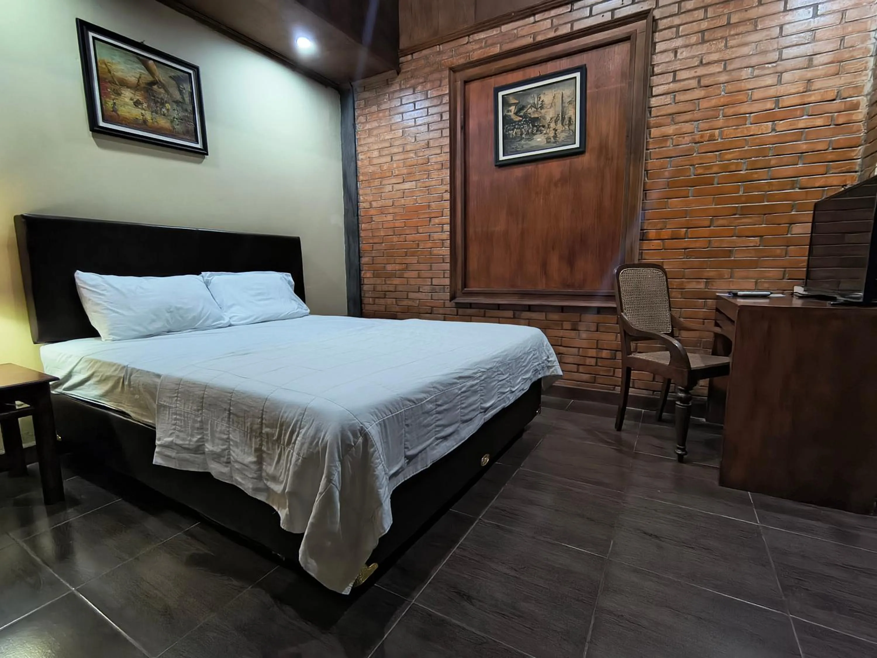 Bed in Ndalem Maharani Guest House