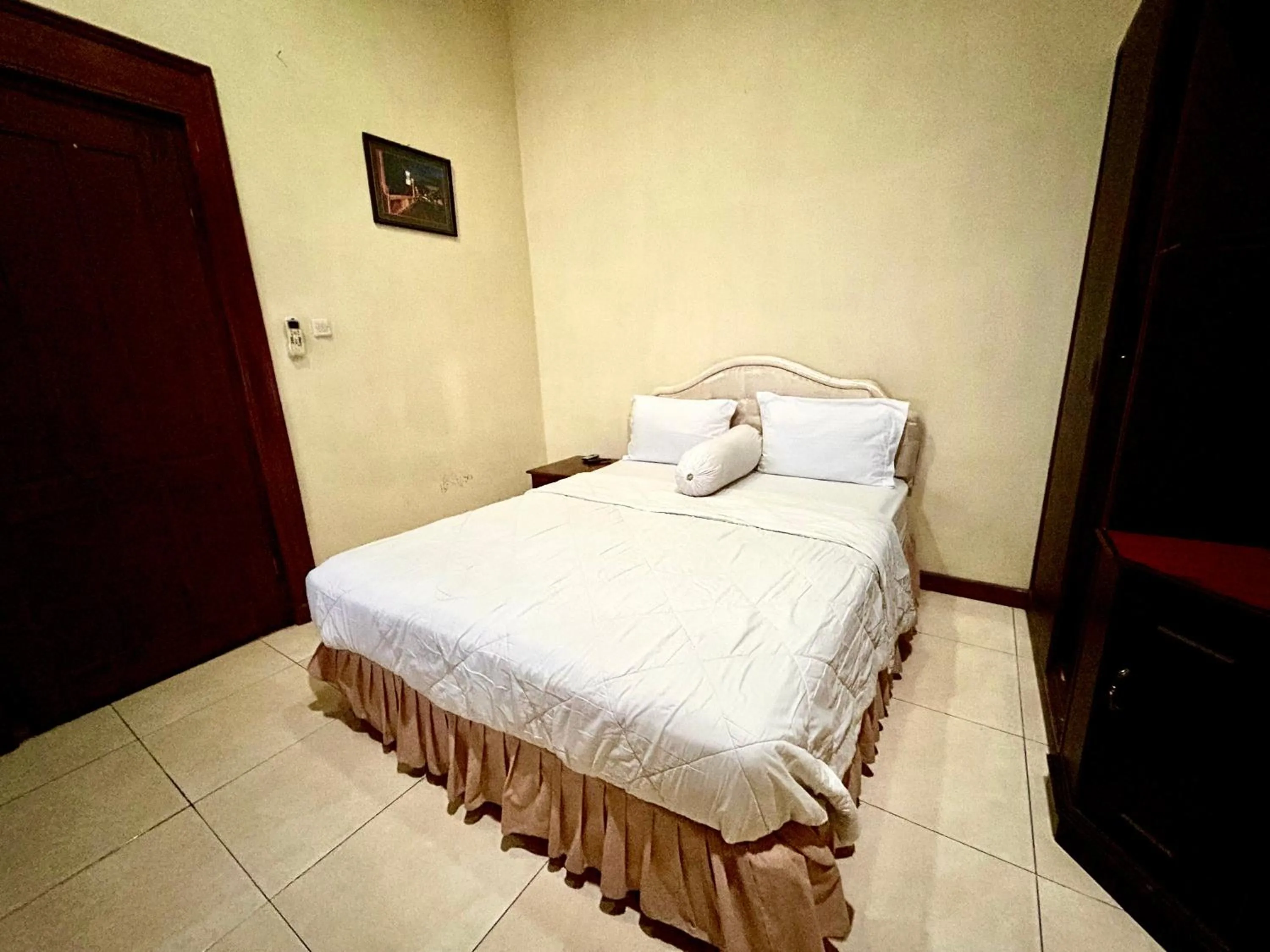 Bed in Ndalem Maharani Guest House