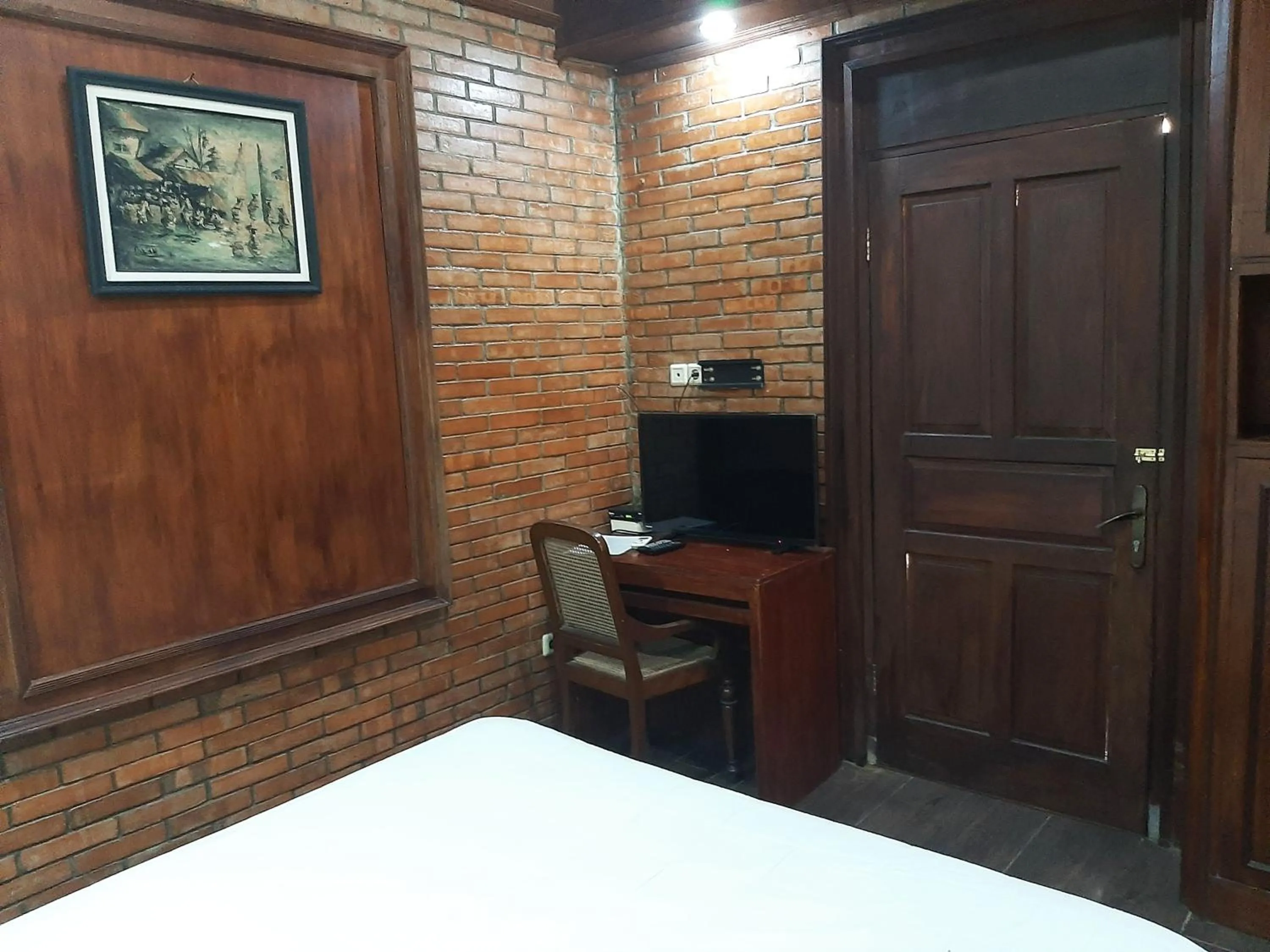 Bed in Ndalem Maharani Guest House