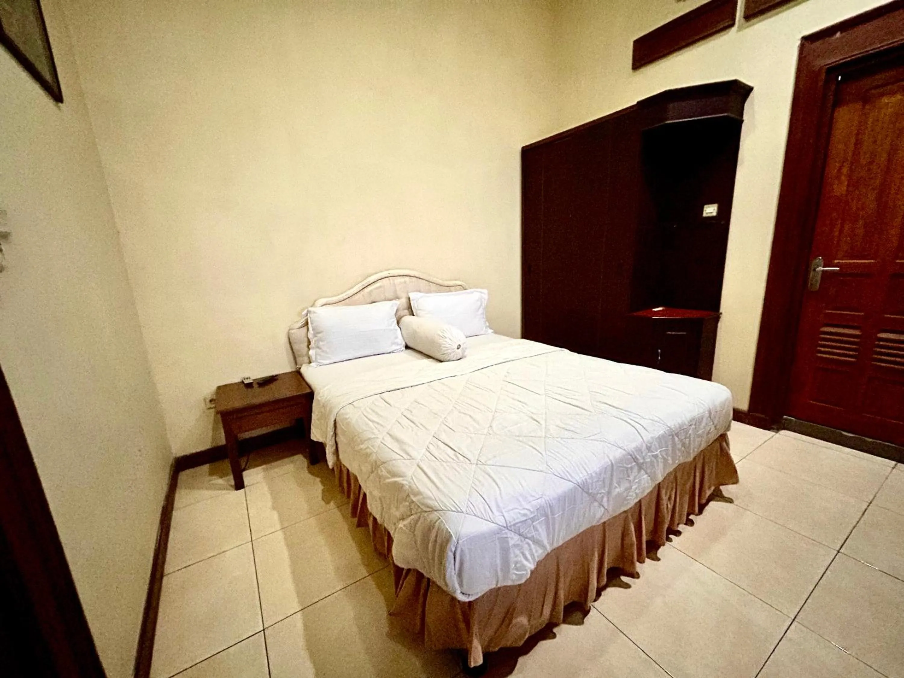 Bed in Ndalem Maharani Guest House