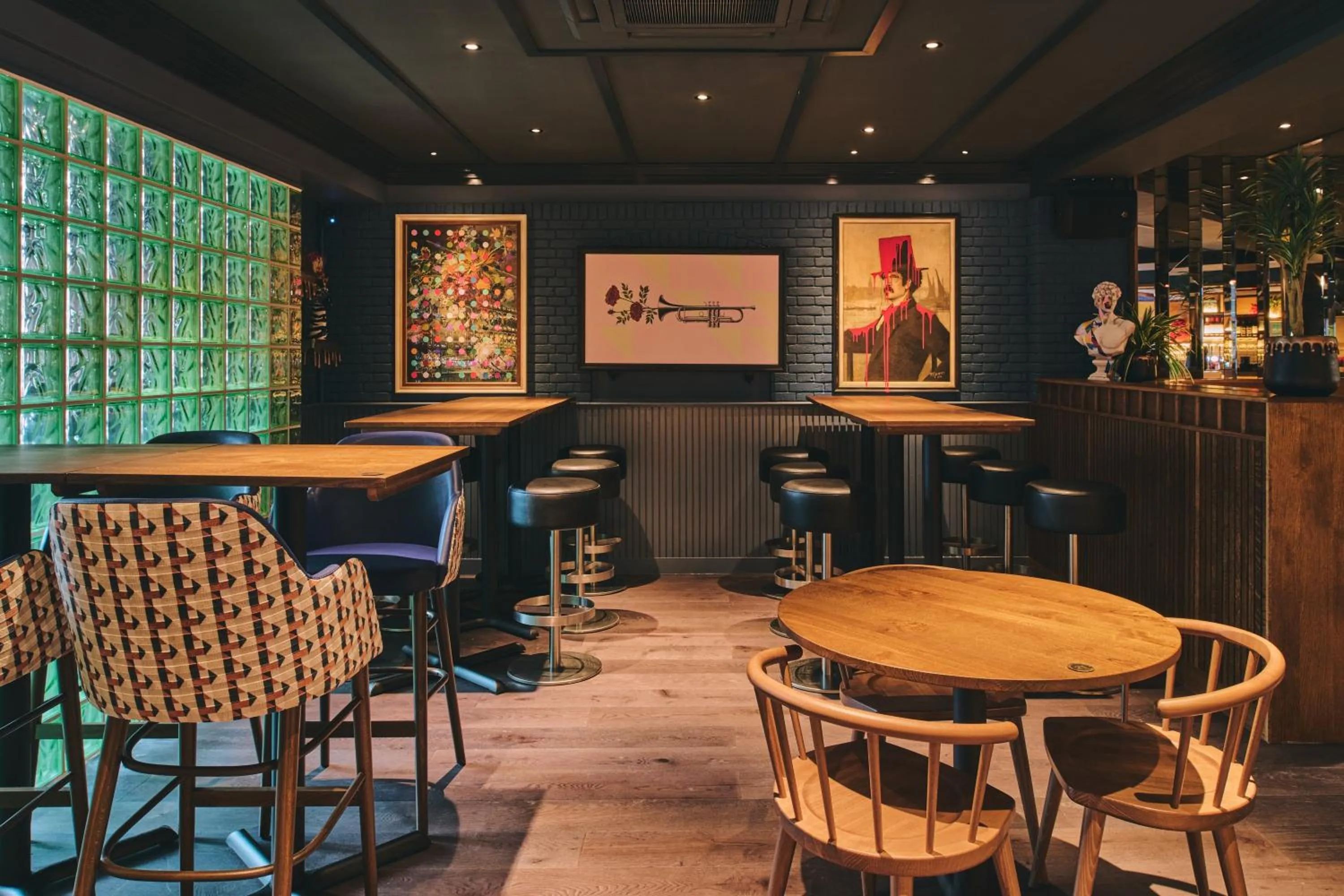 Restaurant/places to eat in Royal National Hotel