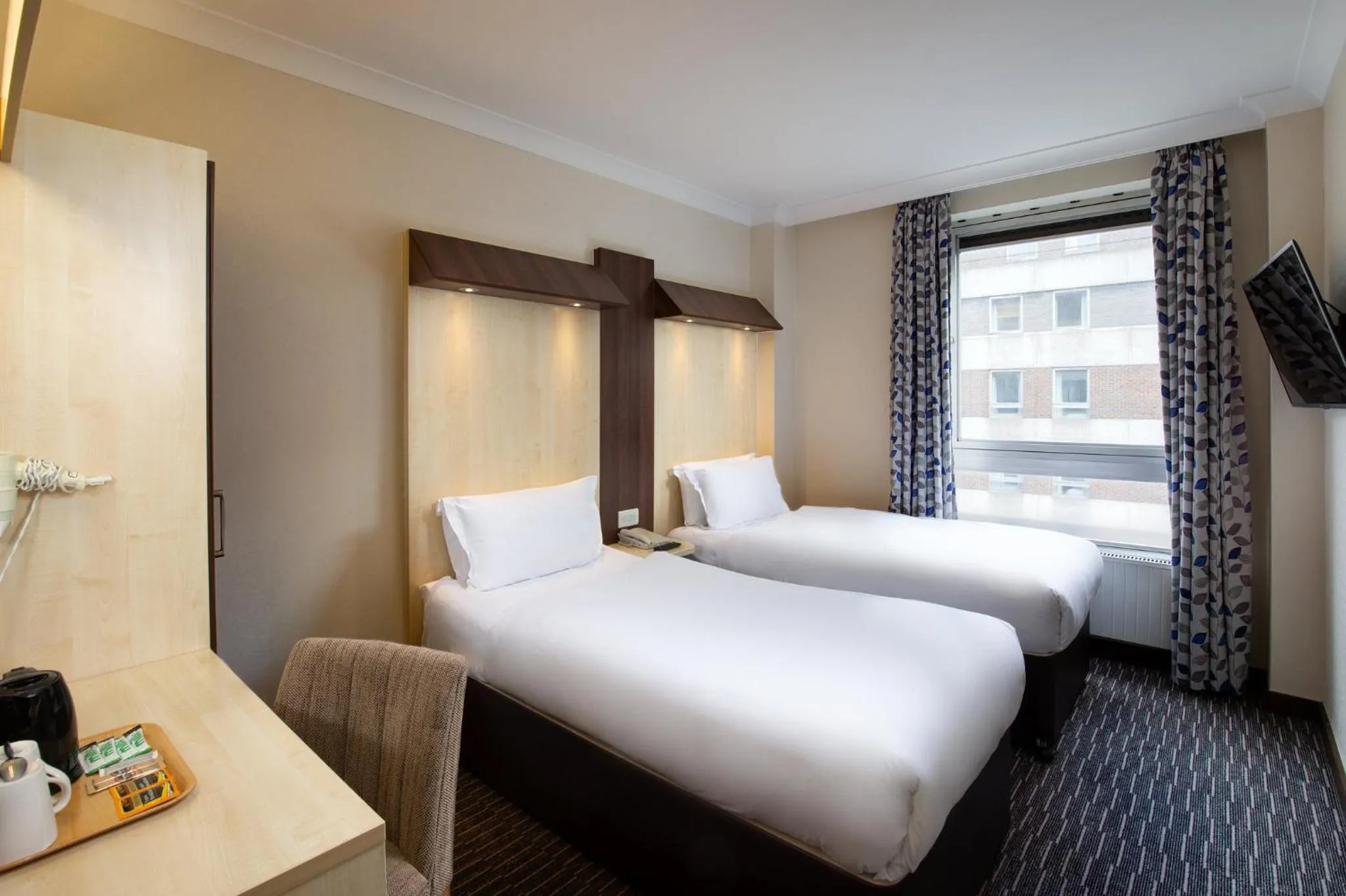 Photo of the whole room, Bed in Royal National Hotel