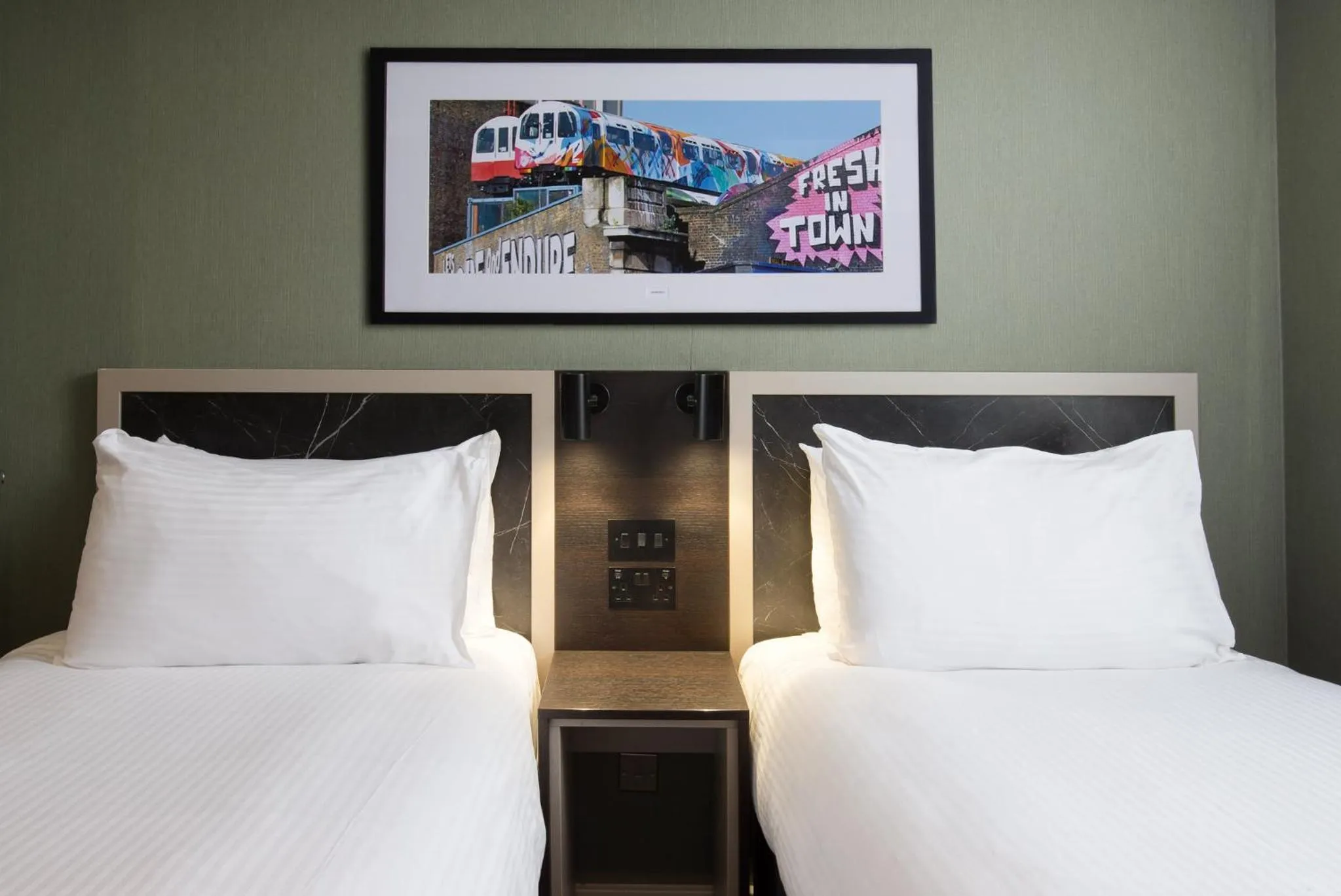 Photo of the whole room, Bed in Royal National Hotel