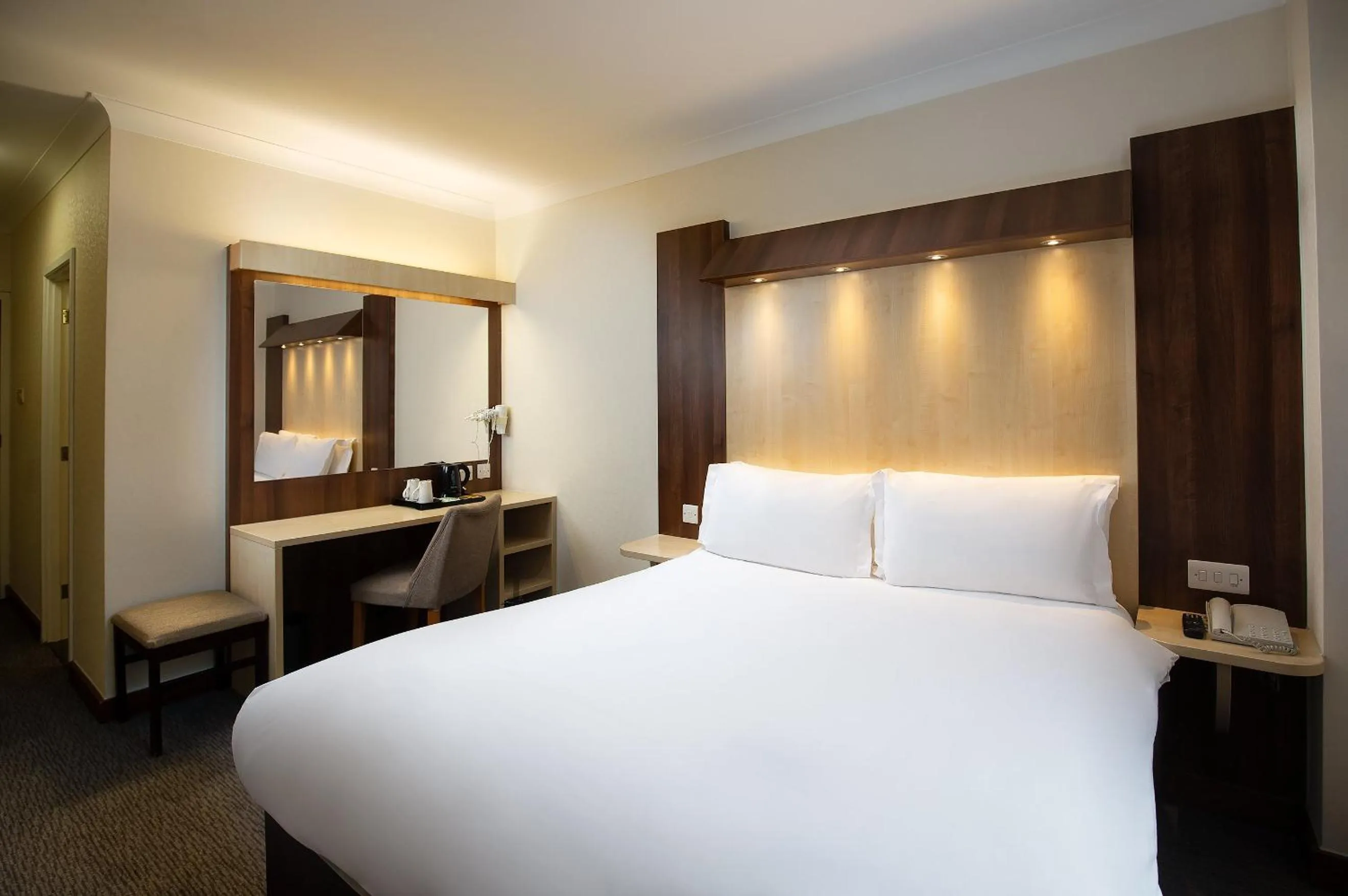 Photo of the whole room, Bed in Royal National Hotel