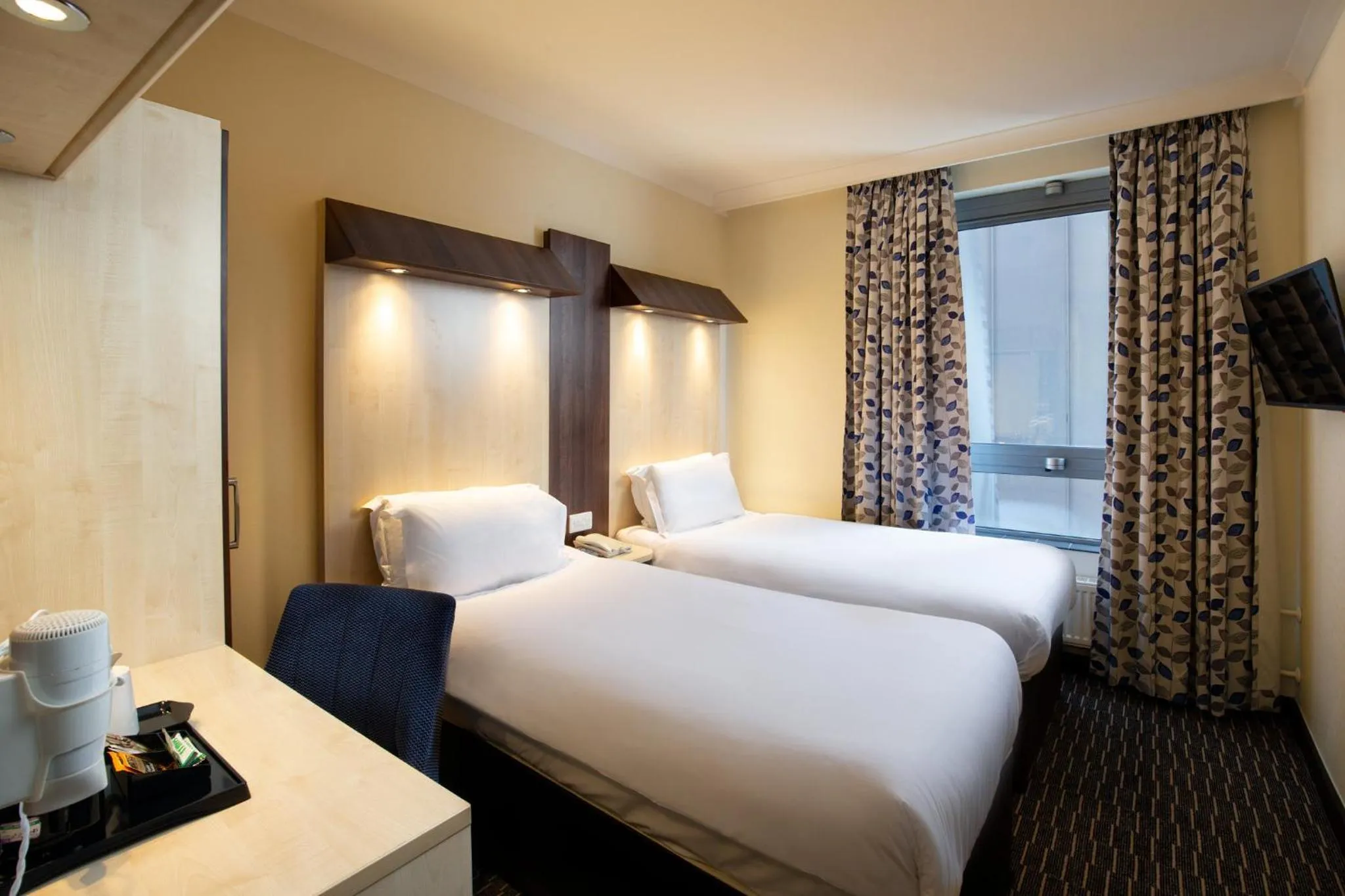 Photo of the whole room, Bed in Royal National Hotel