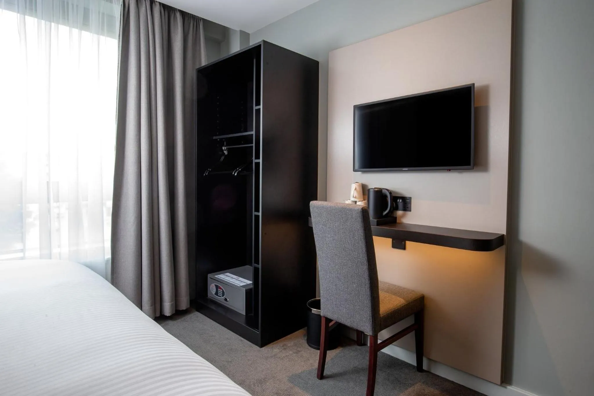 Bedroom, Bed in Royal National Hotel