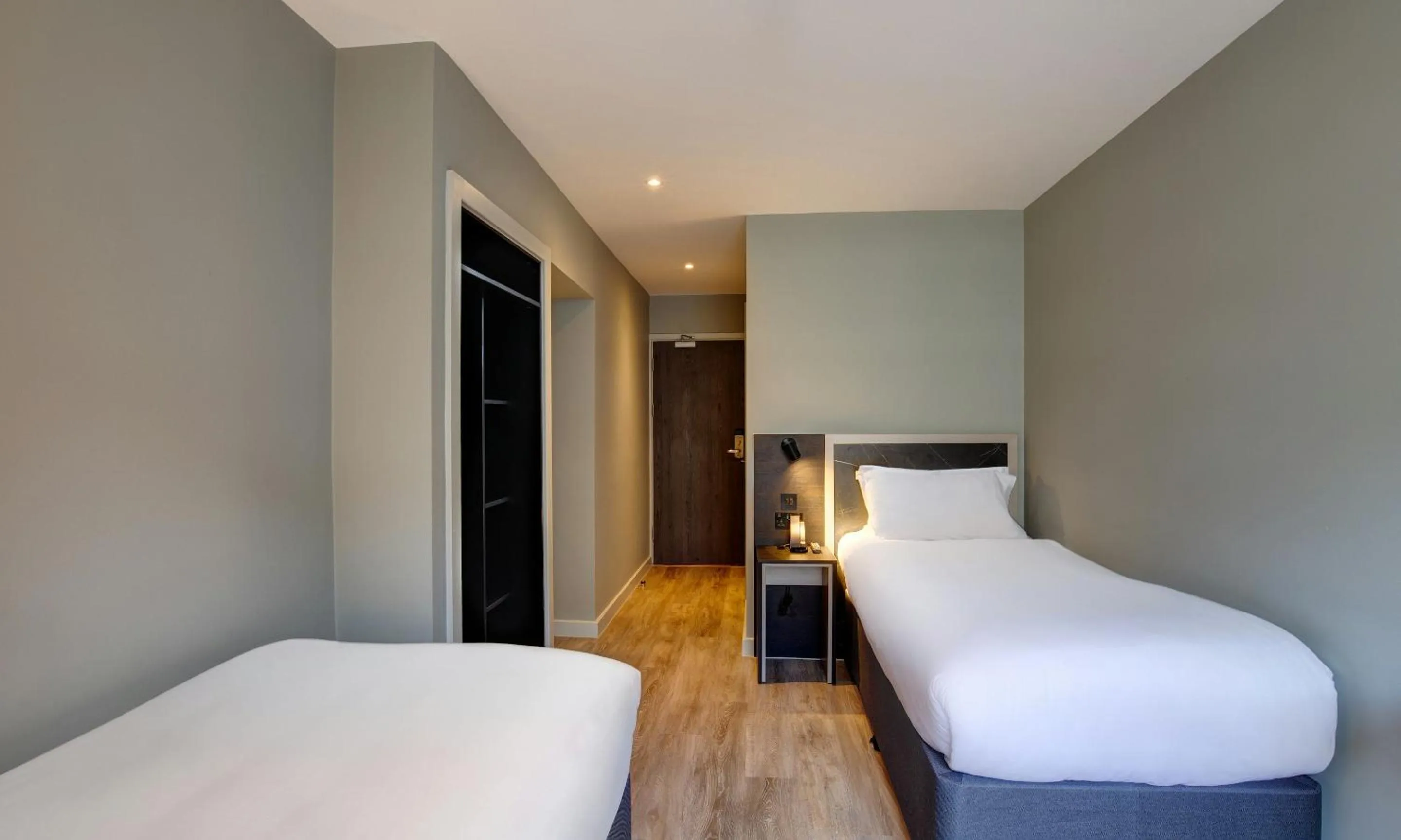 Bedroom, Bed in Royal National Hotel