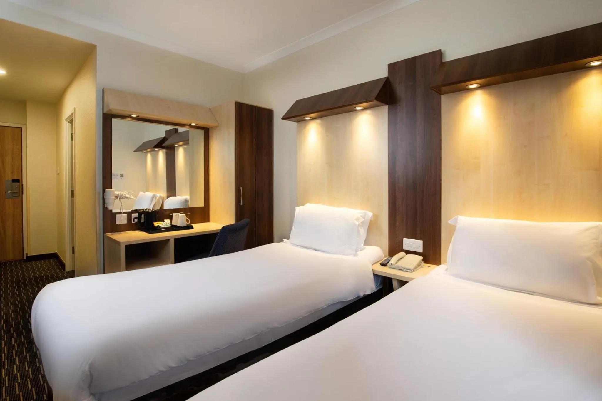 Photo of the whole room, Bed in Royal National Hotel