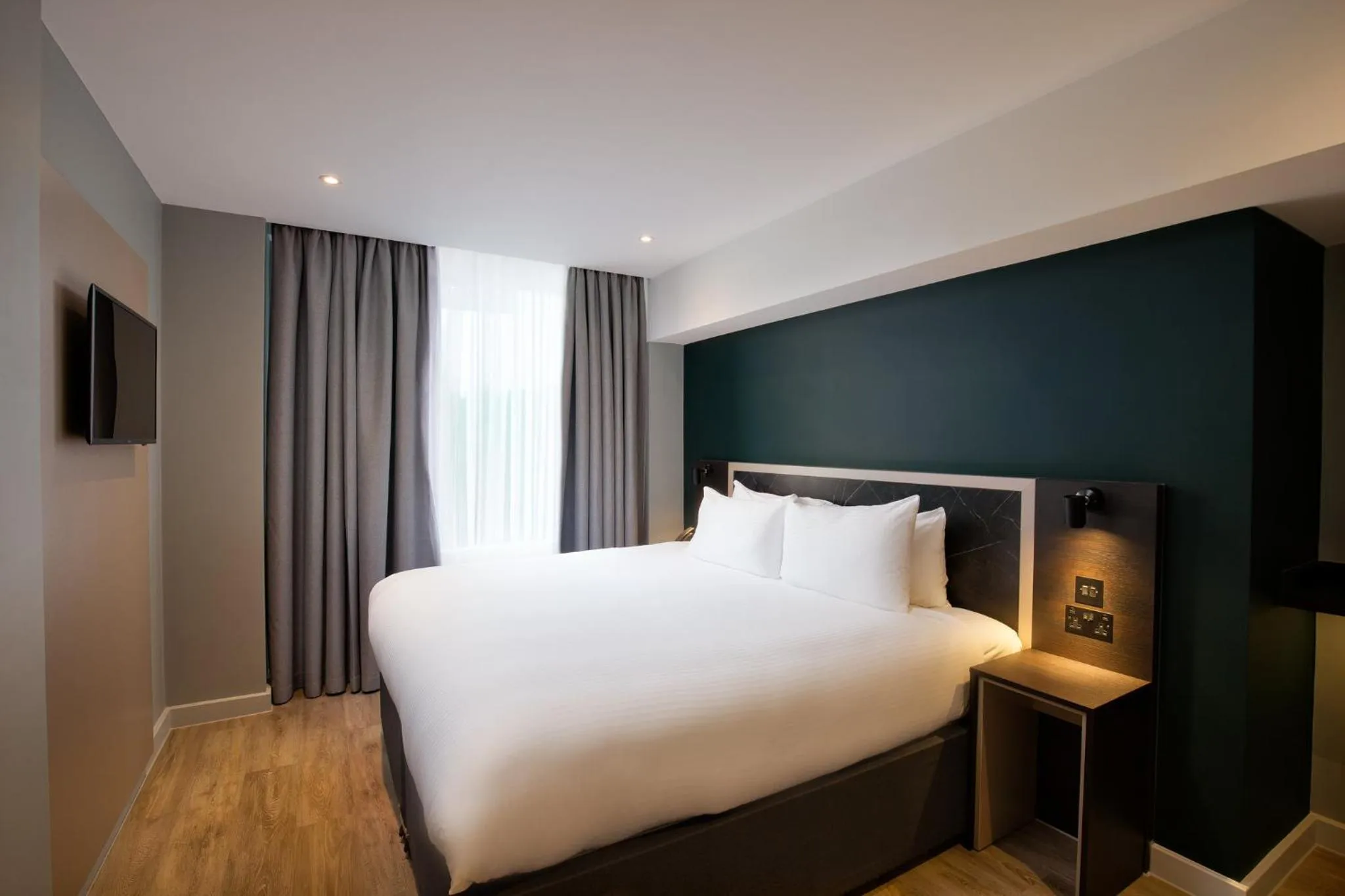 Photo of the whole room, Bed in Royal National Hotel