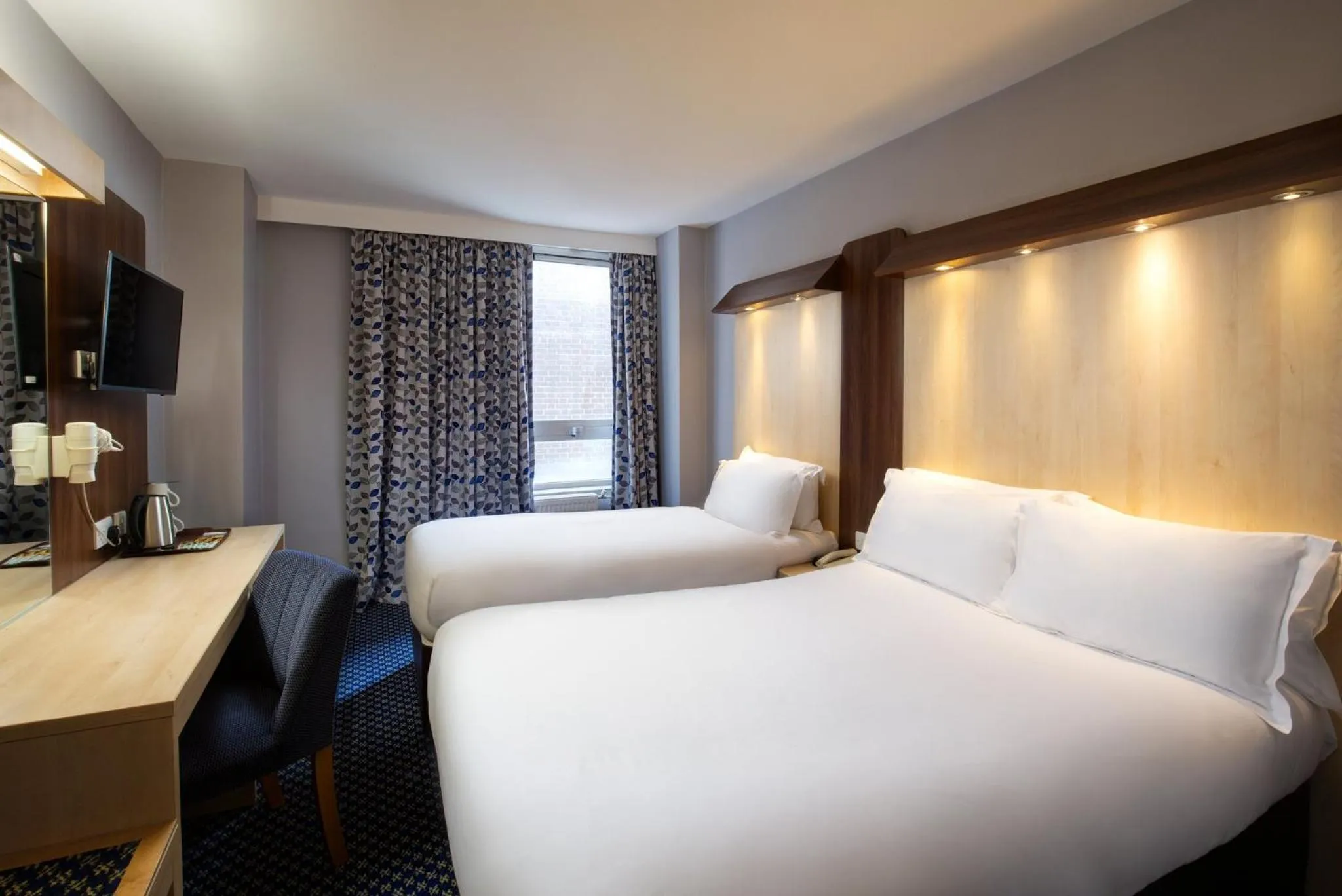 Photo of the whole room, Bed in Royal National Hotel