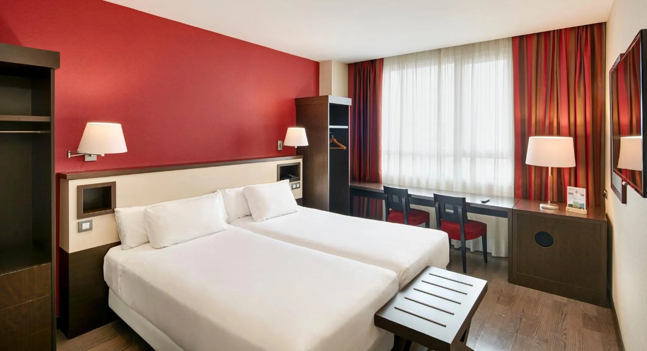 Photo of the whole room, Bed in Sercotel Sant Boi
