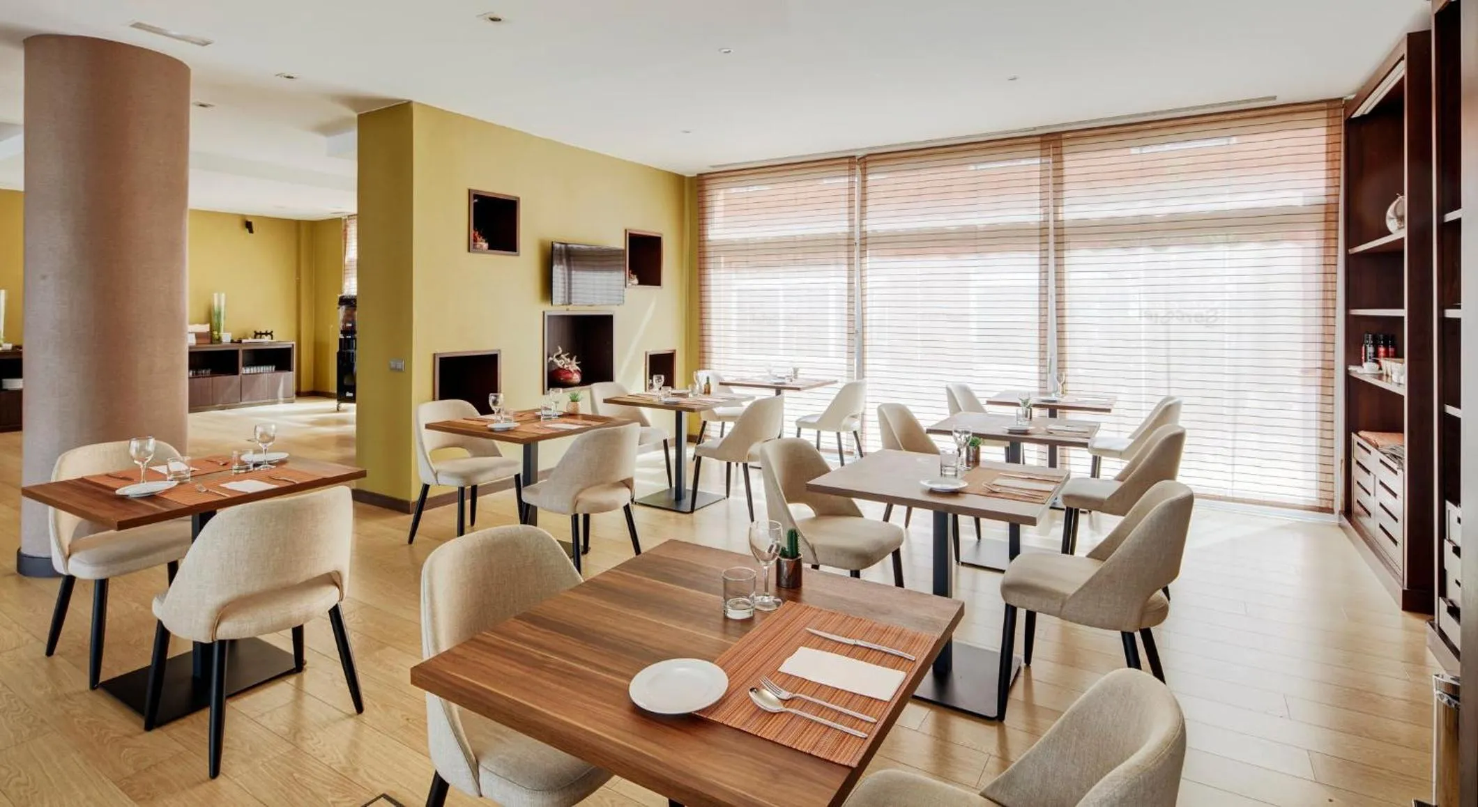 Restaurant/places to eat in Sercotel Sant Boi