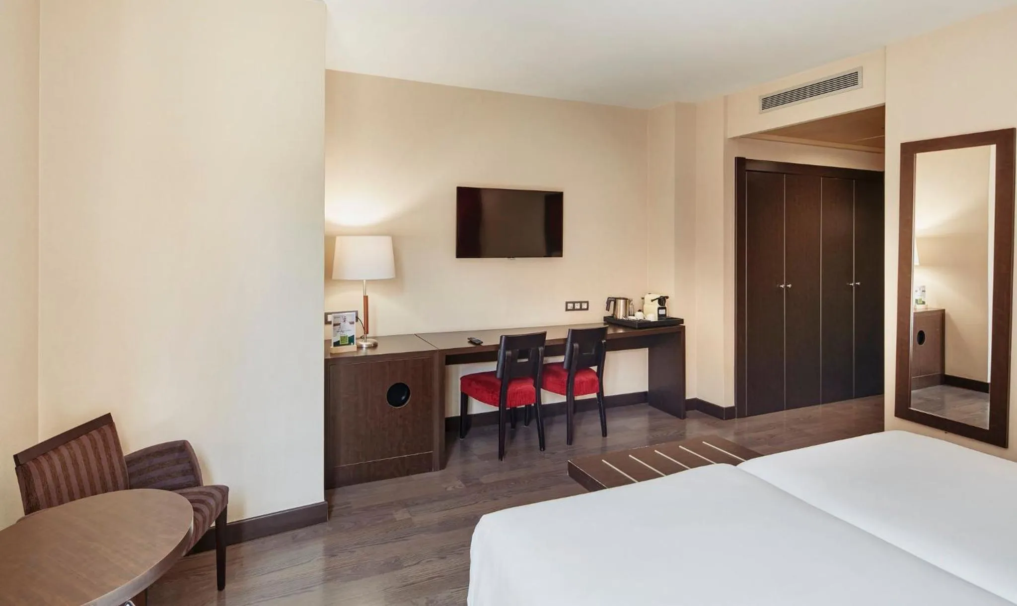 Photo of the whole room, Bed in Sercotel Sant Boi