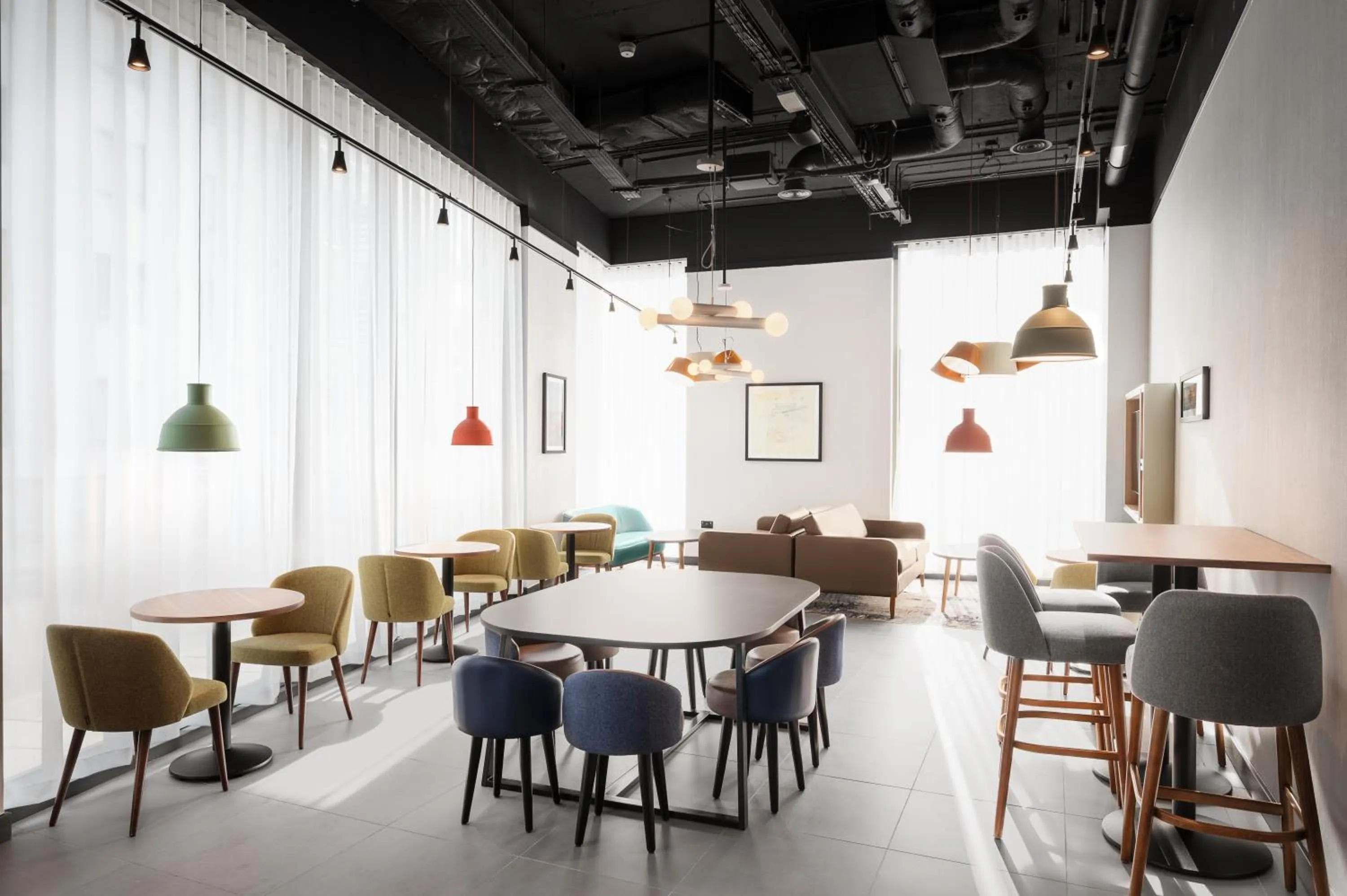 Dining area in Staybridge Suites Brighton by IHG