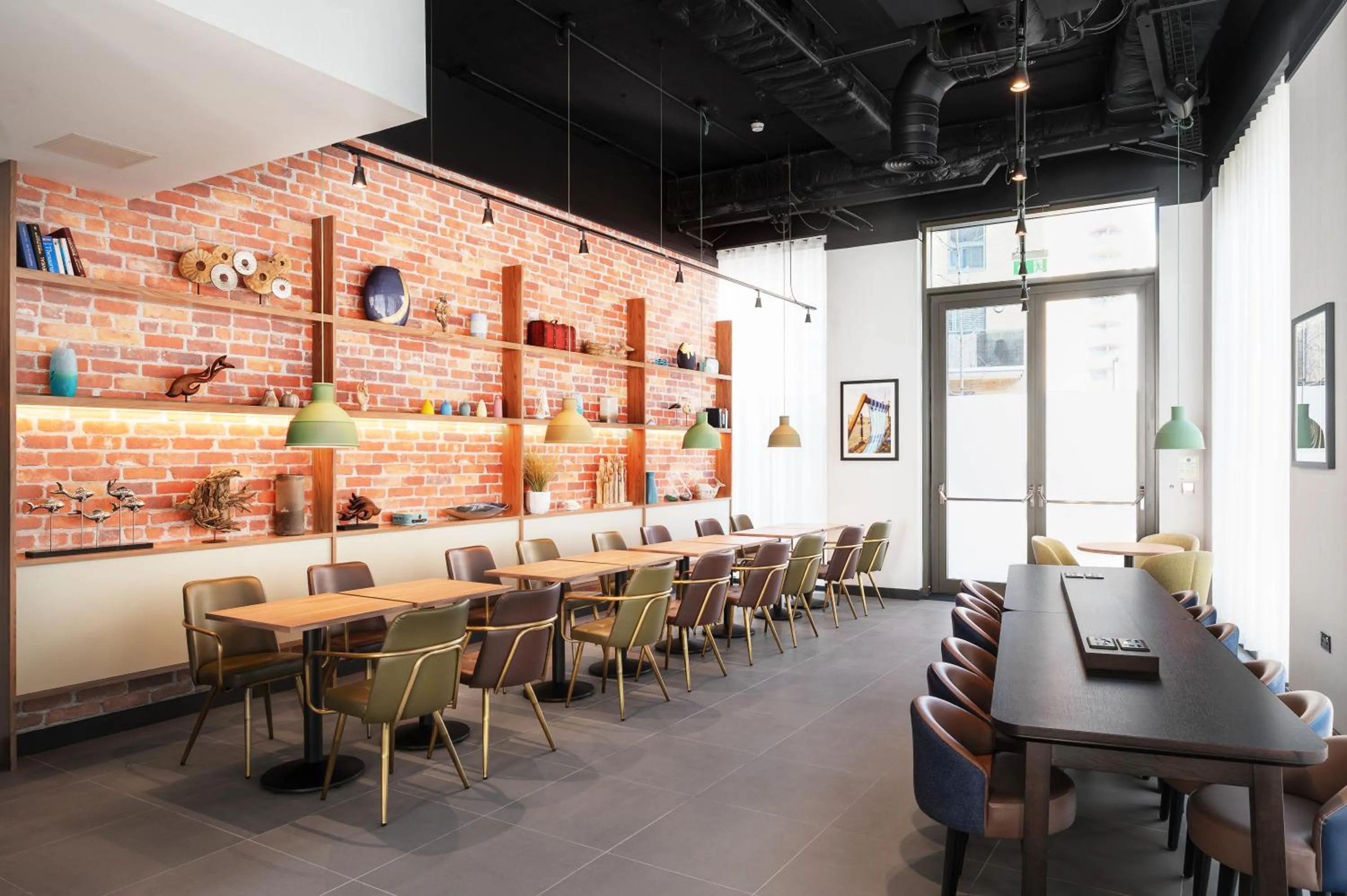 Dining area in Staybridge Suites Brighton by IHG