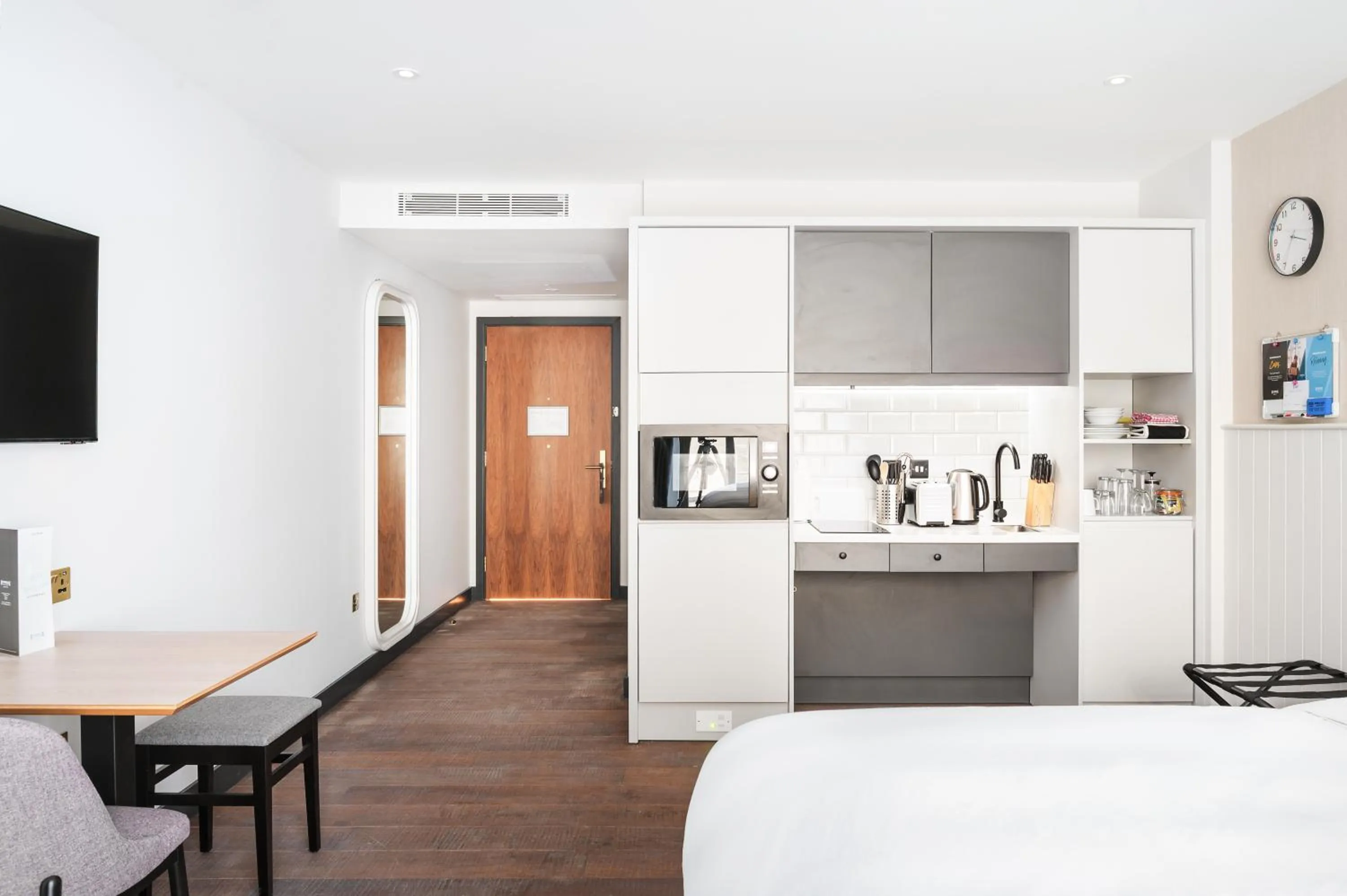 Kitchen or kitchenette, Bed in Staybridge Suites Brighton by IHG
