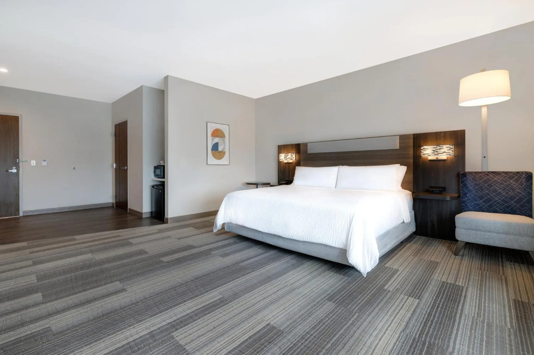 Photo of the whole room, Bed in Holiday Inn Express & Suites - Glendale Downtown