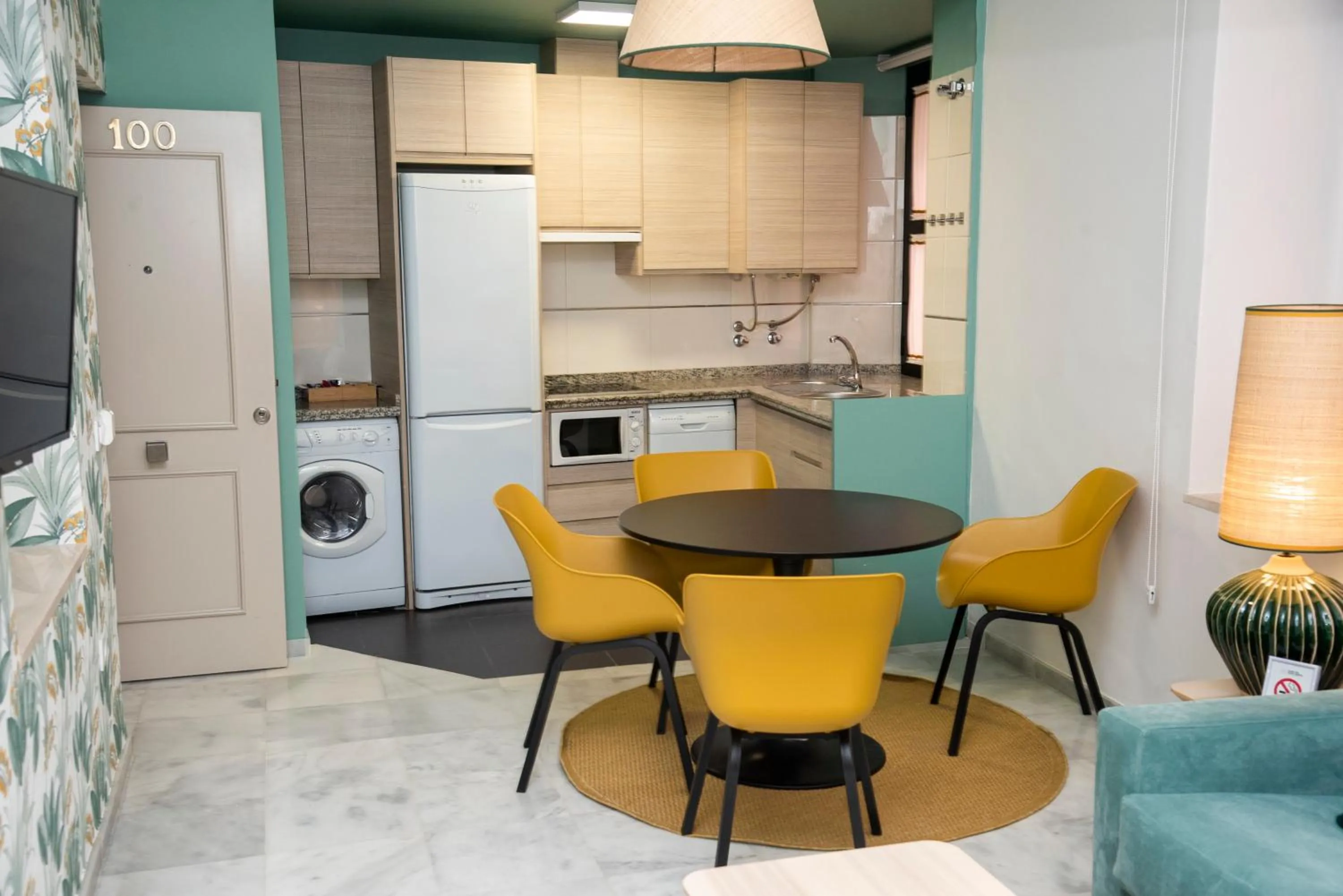 Kitchen or kitchenette in Smartr Sevilla Las Dueñas