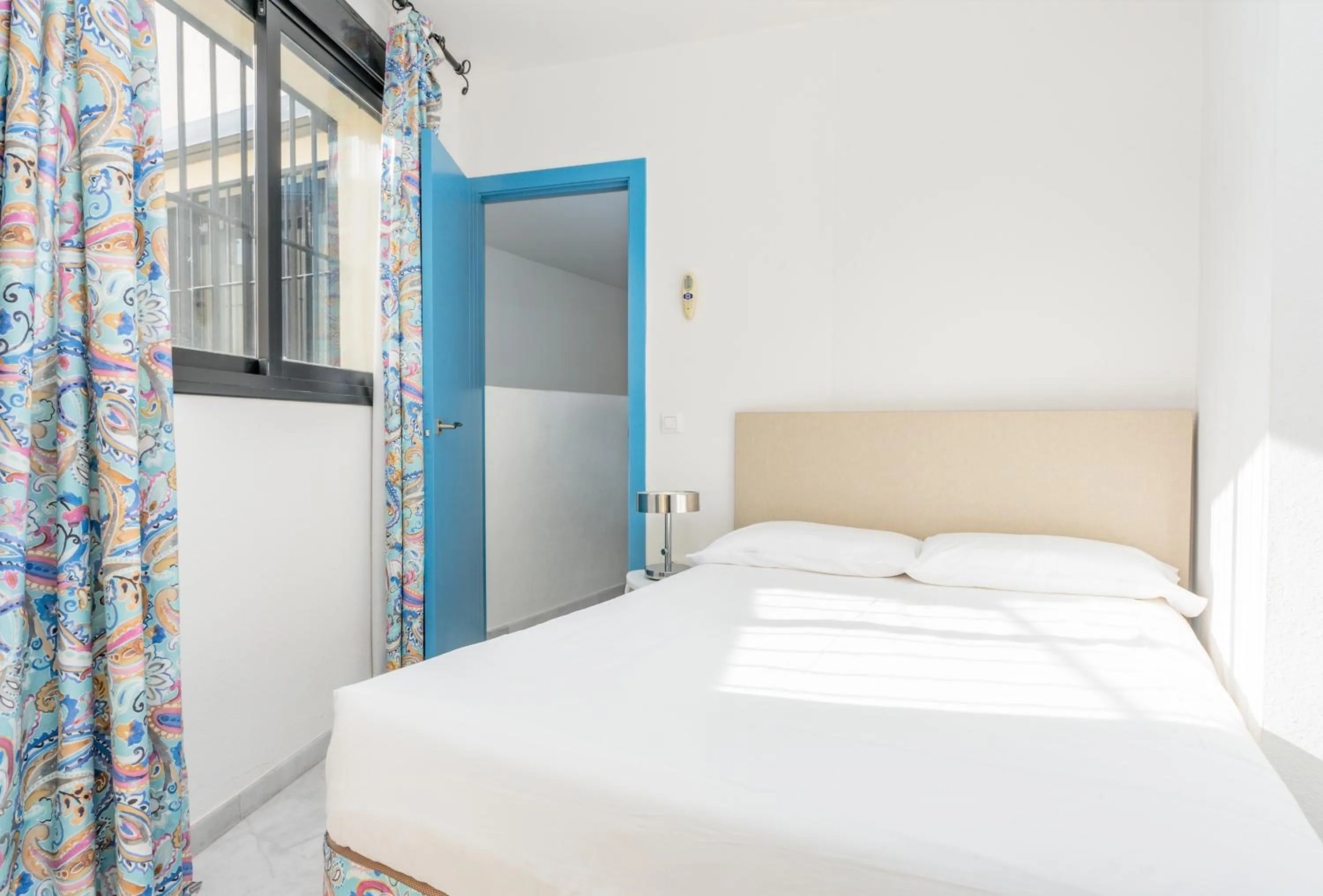 Bed in Smartr Sevilla Las Dueñas