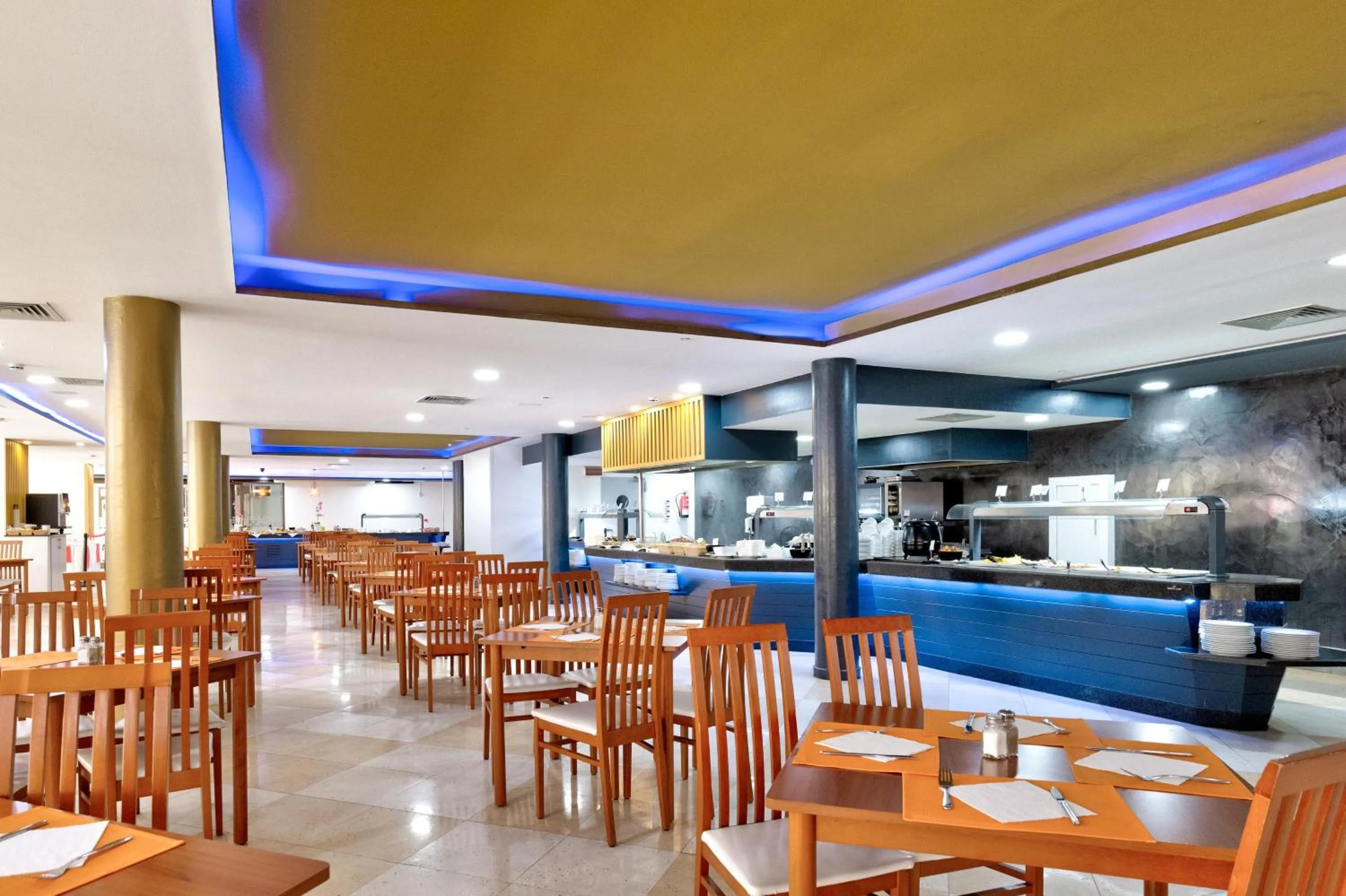 Lounge or bar in Hotel Chatur Costa Caleta
