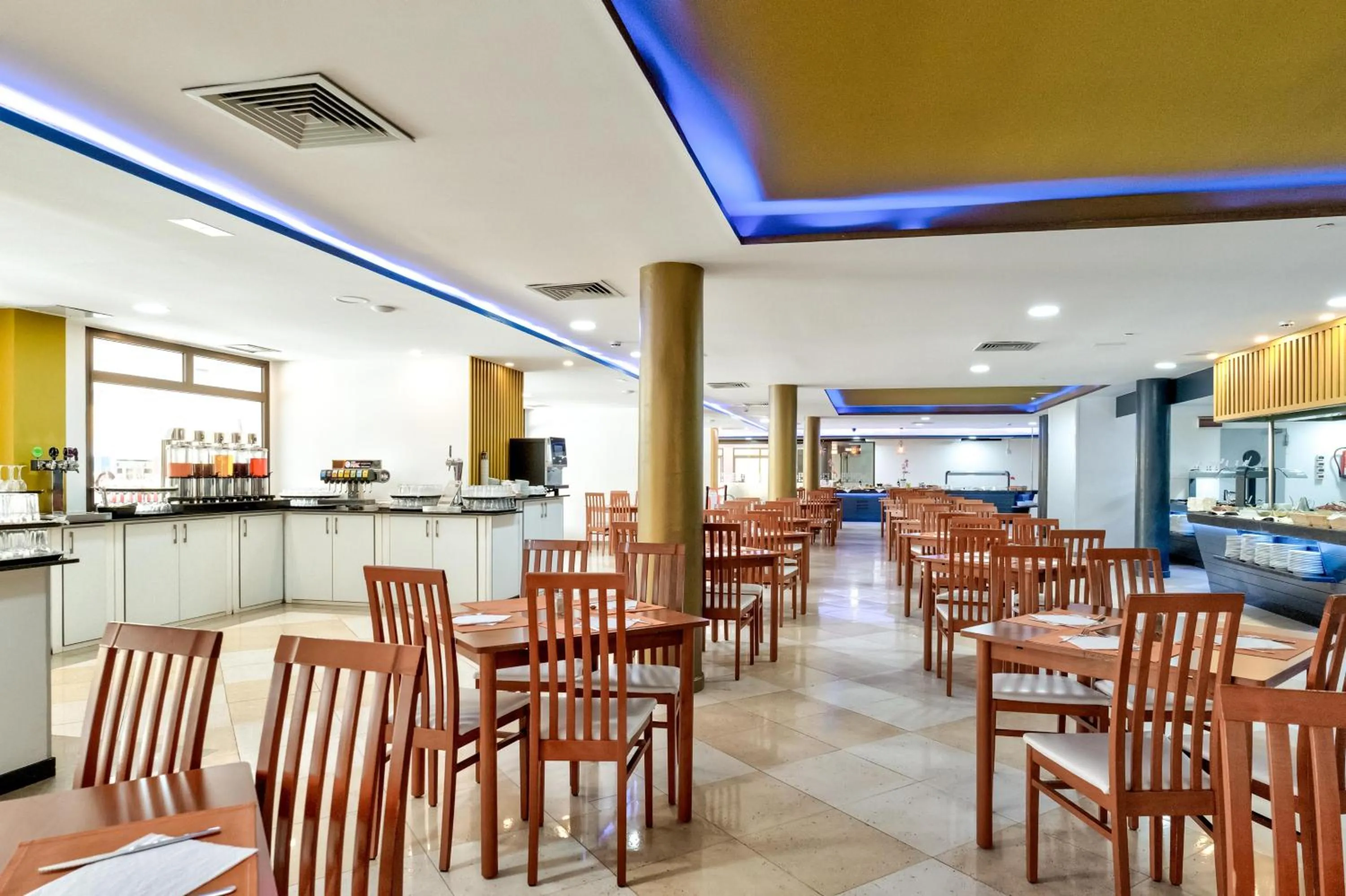 Lounge or bar in Hotel Chatur Costa Caleta