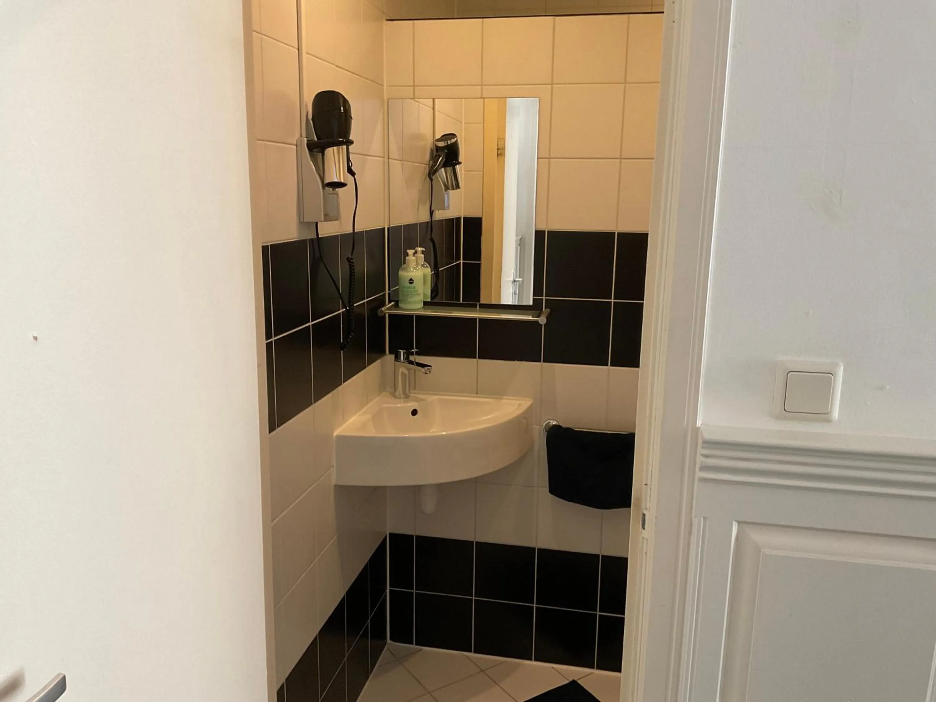 Shower in Hotel Poseidon