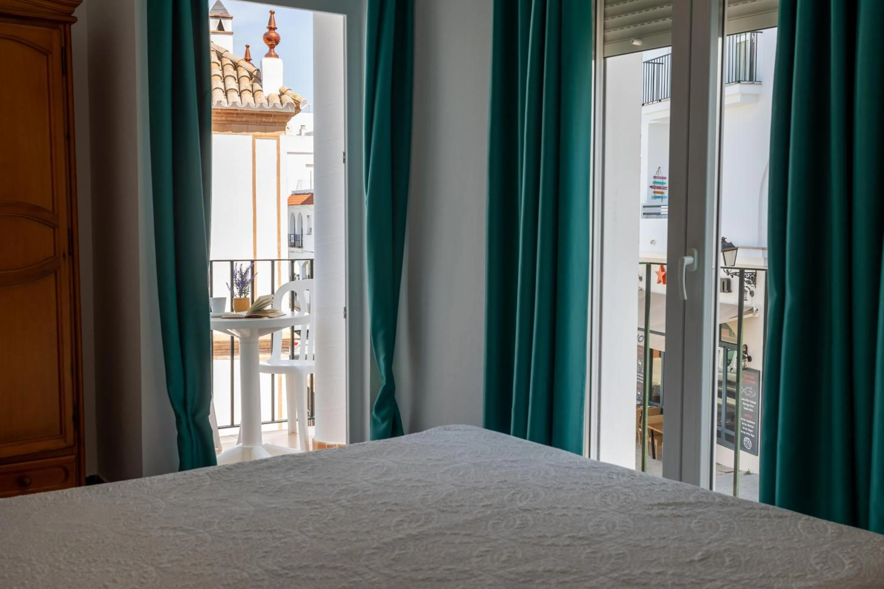 Balcony/Terrace, Bed in Hotel Oasis