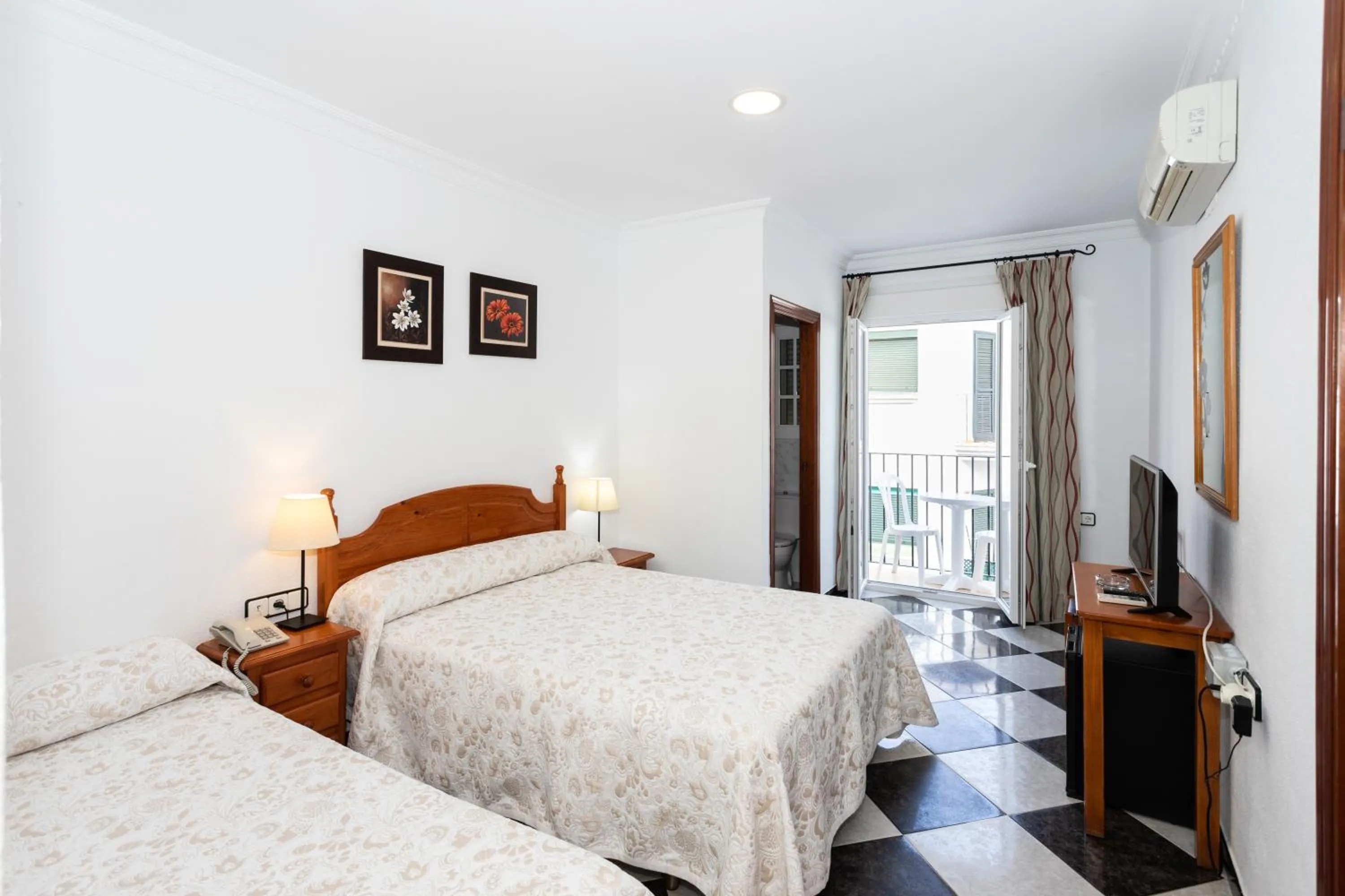 Bedroom, Bed in Hotel Oasis