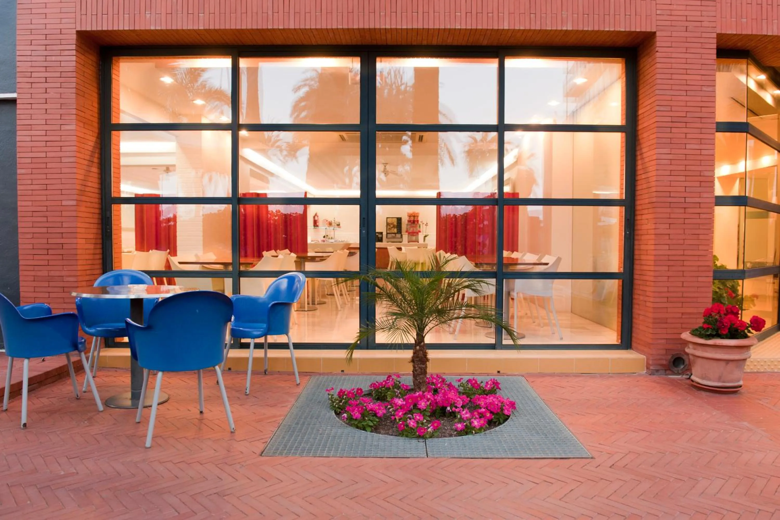 Facade/entrance in Hotel El Palmeral