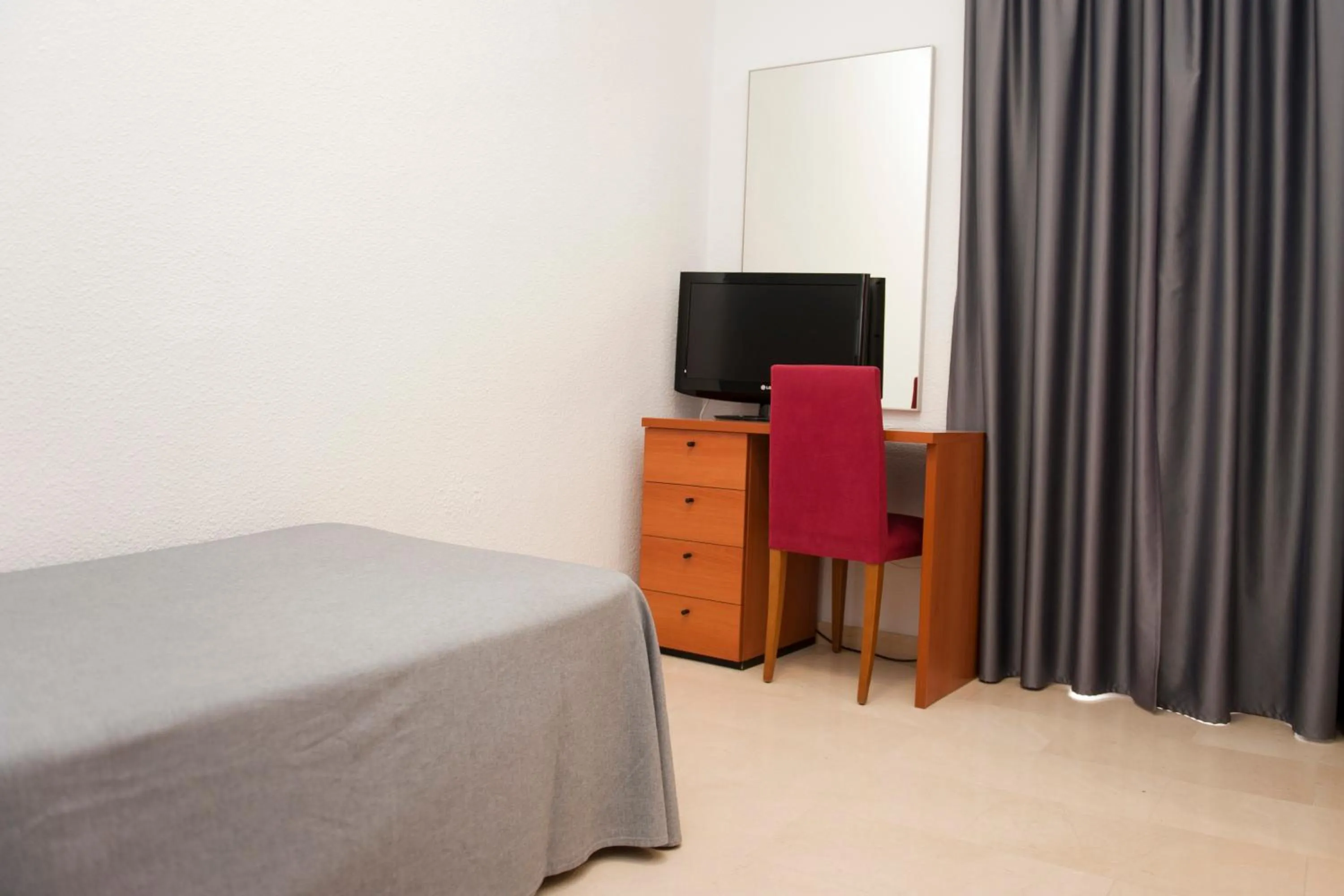 TV and multimedia, Bed in Hotel El Palmeral