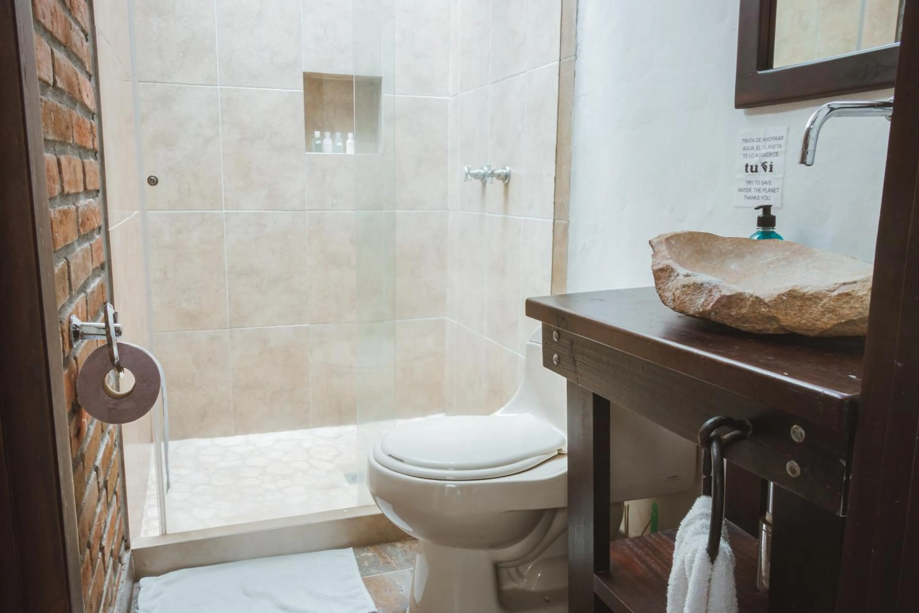 Bathroom in Tuki Hostel & Lounge