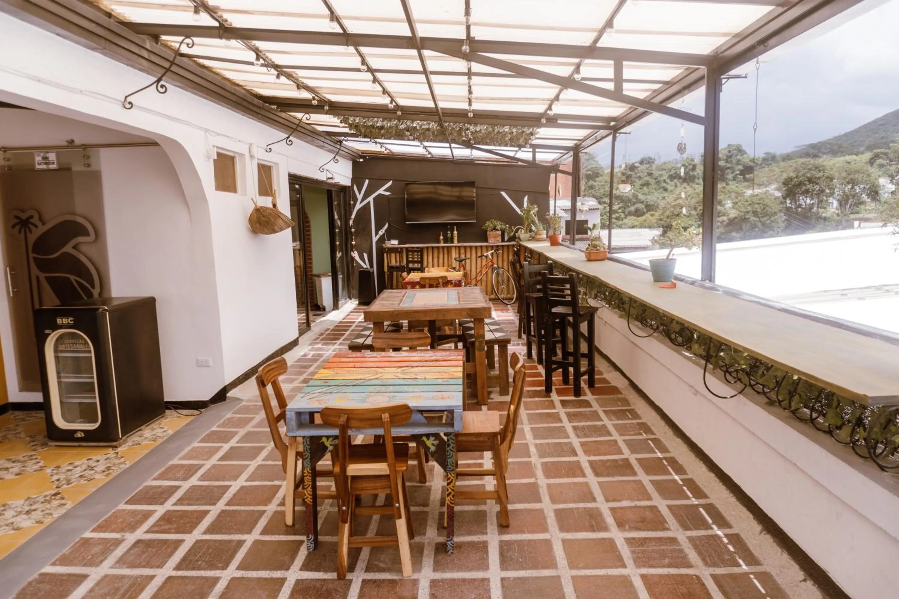 Restaurant/places to eat in Tuki Hostel & Lounge