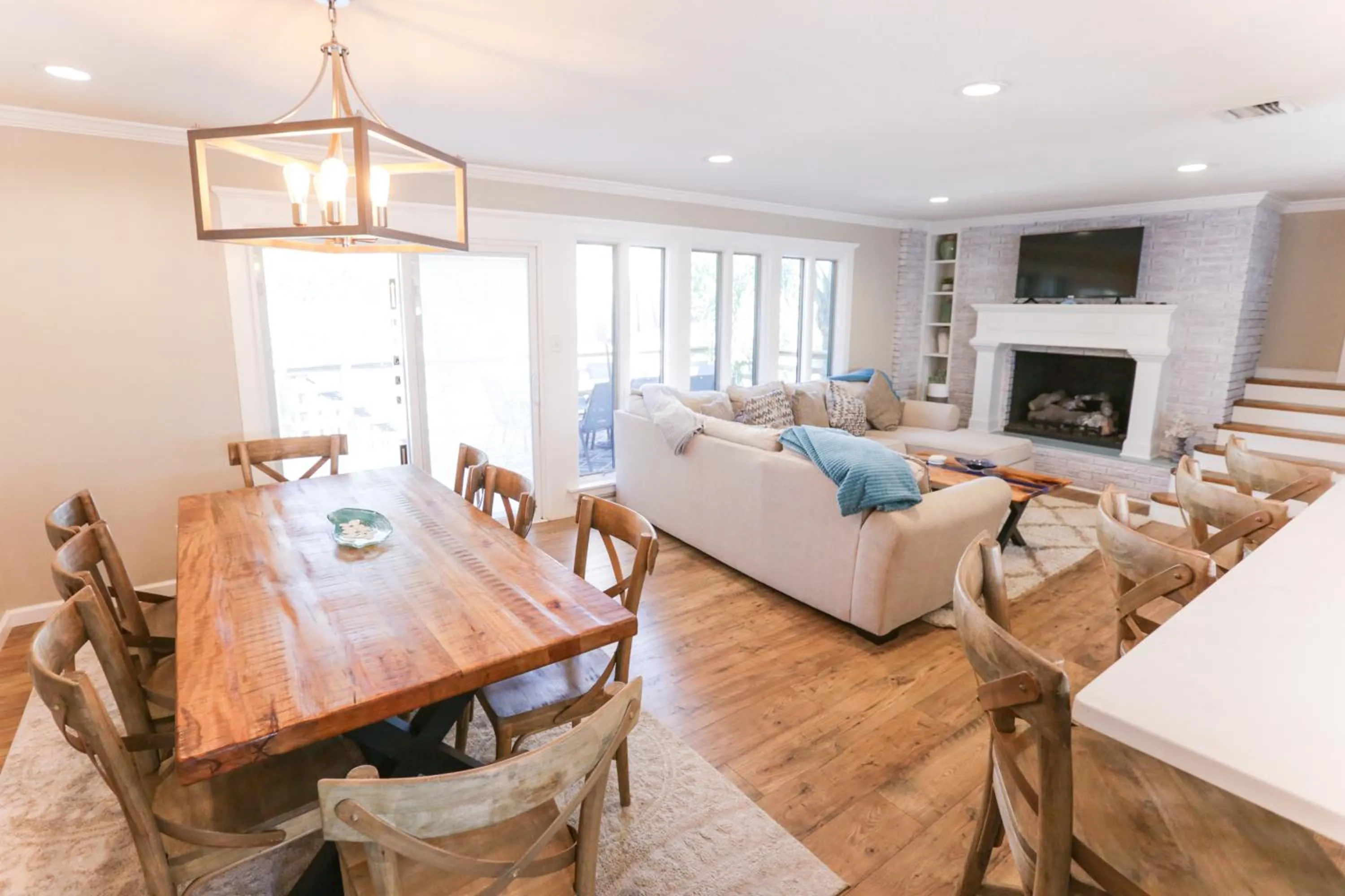 Living room in Pool & Hot Tub Home w Game Room! 1 Mile to Beach!
