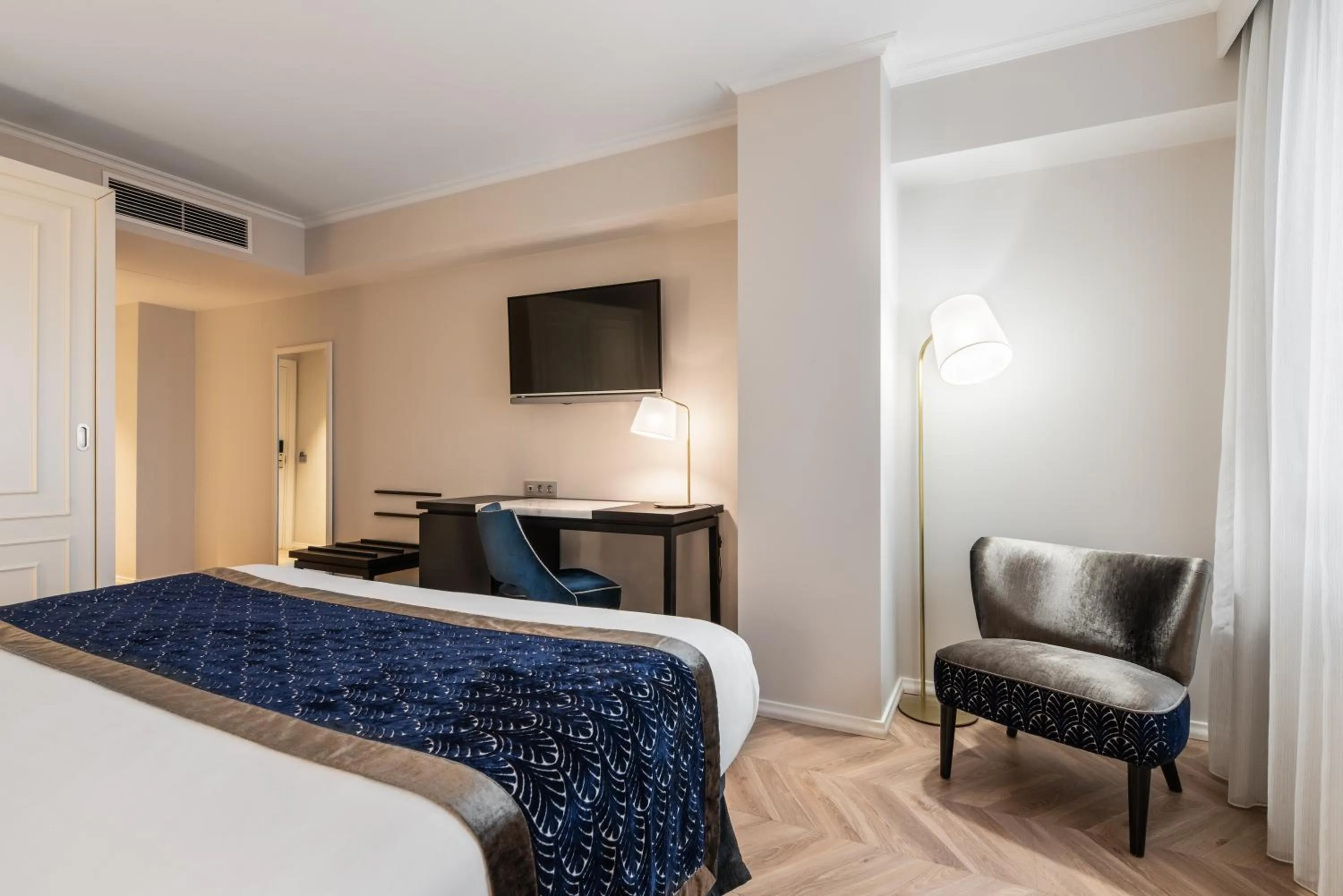 Photo of the whole room, Bed in Eurostars Gran Hotel Lugo