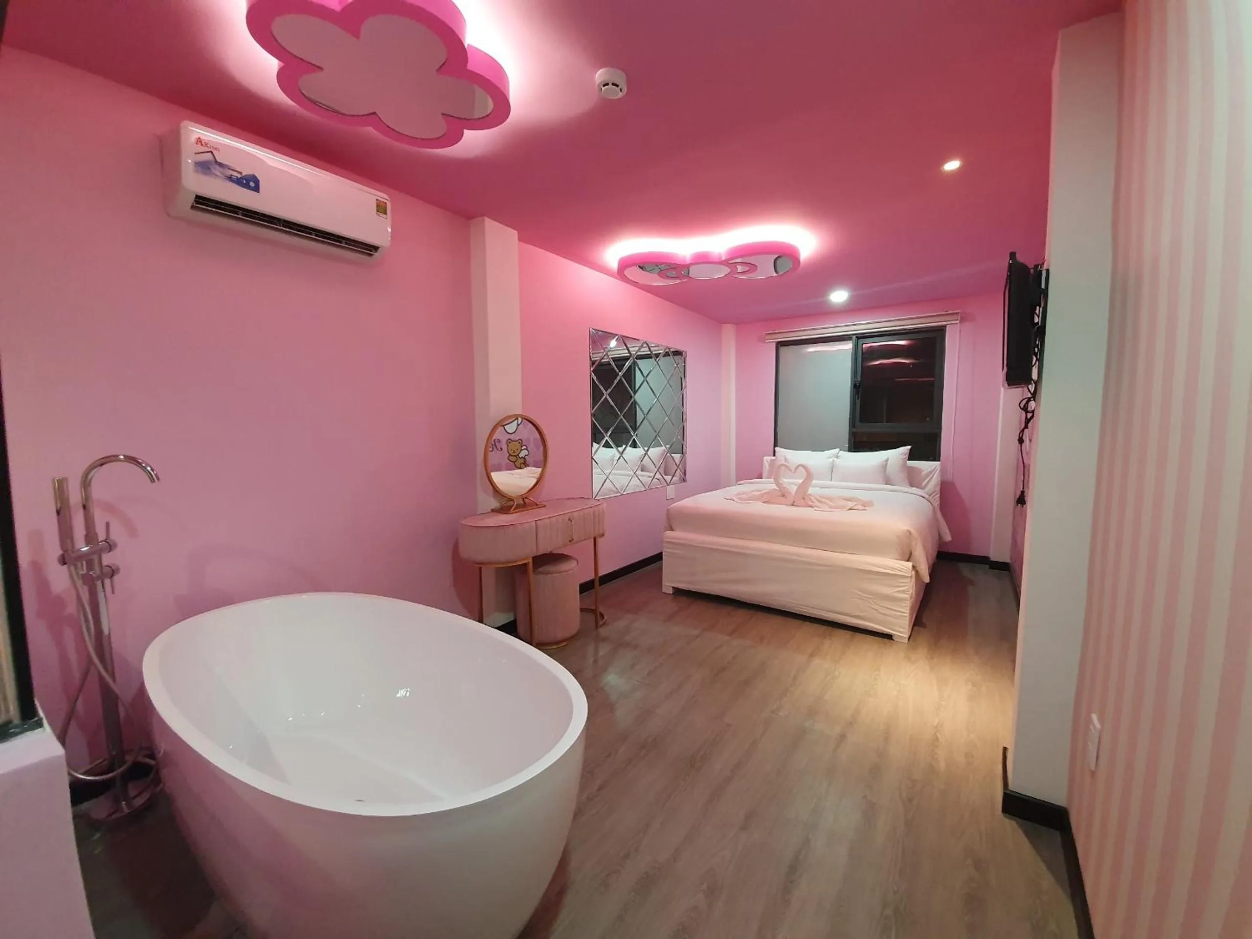 Hot Tub, Bed in Language Exchange Hotel 3