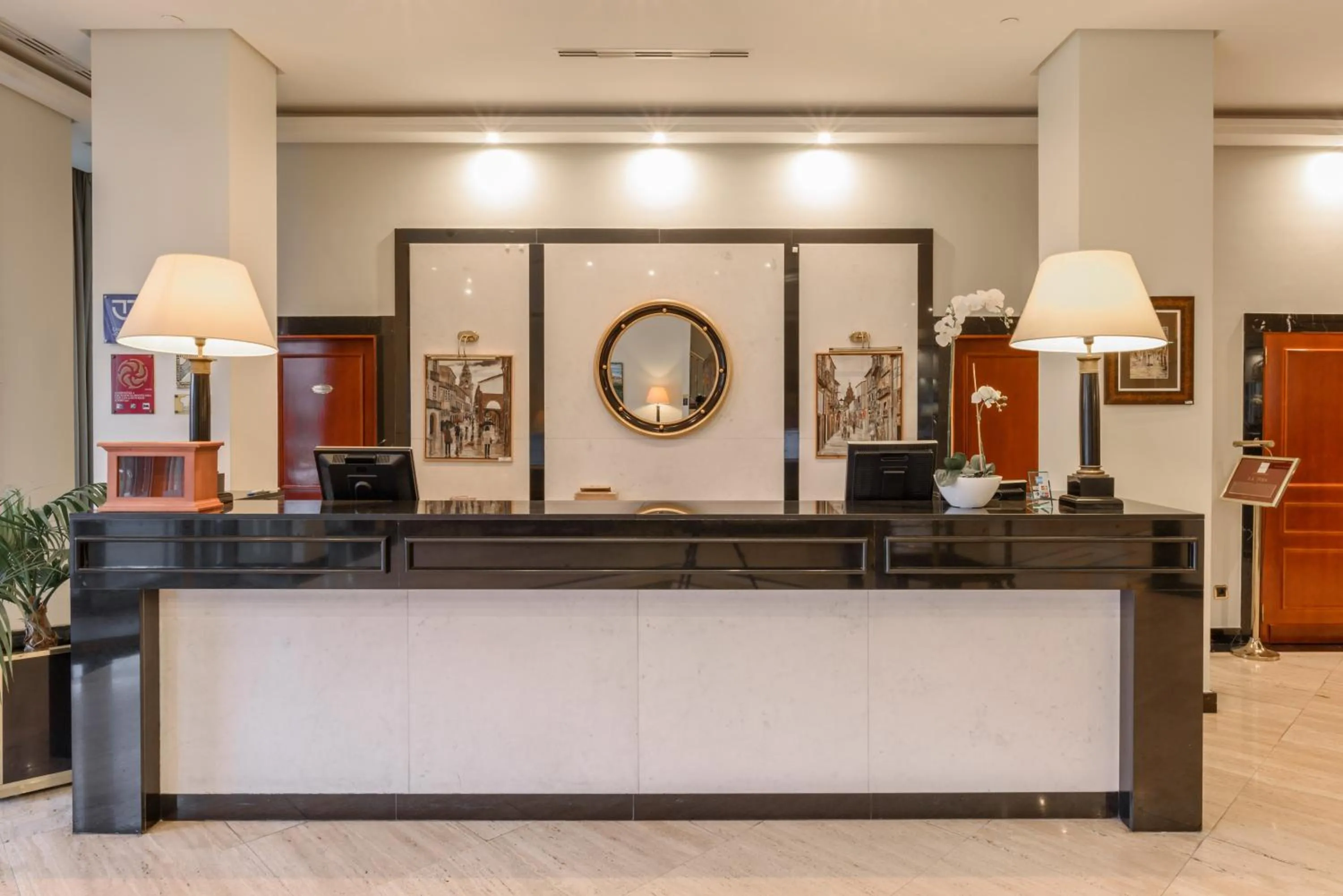 Lobby or reception in Eurostars Gran Hotel Santiago