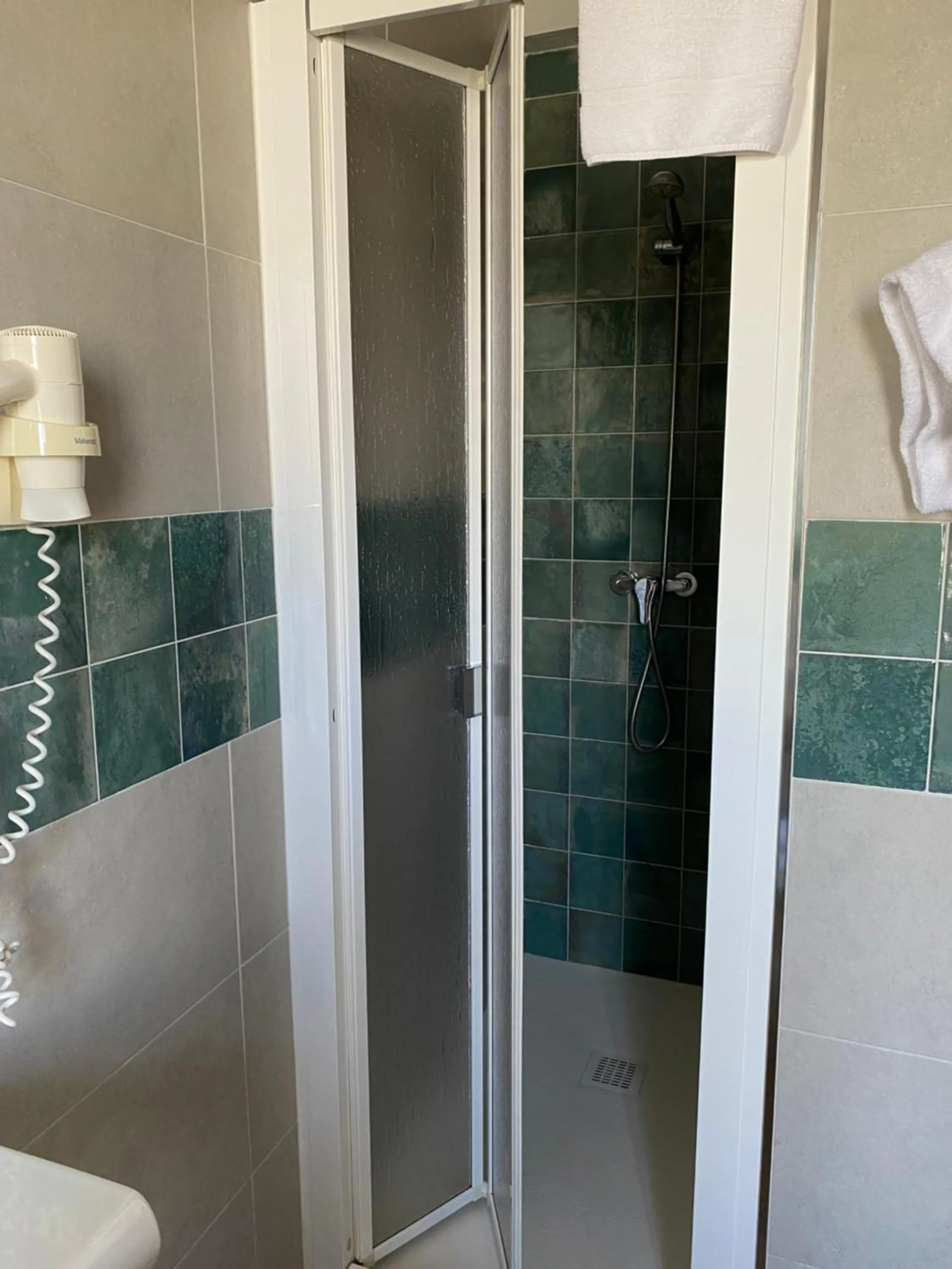 Shower in Hotel Planas