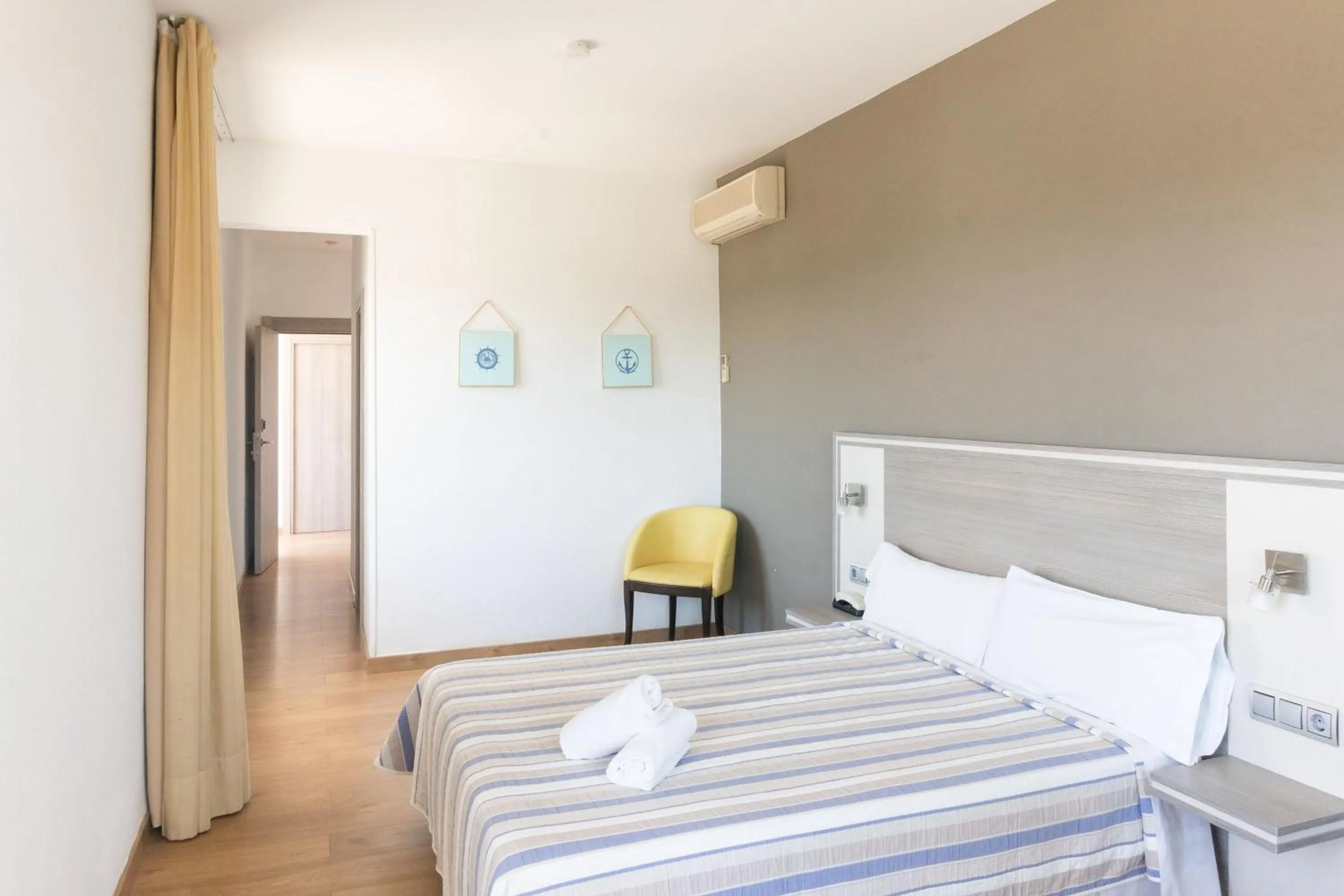 Bedroom, Bed in Hotel Planas