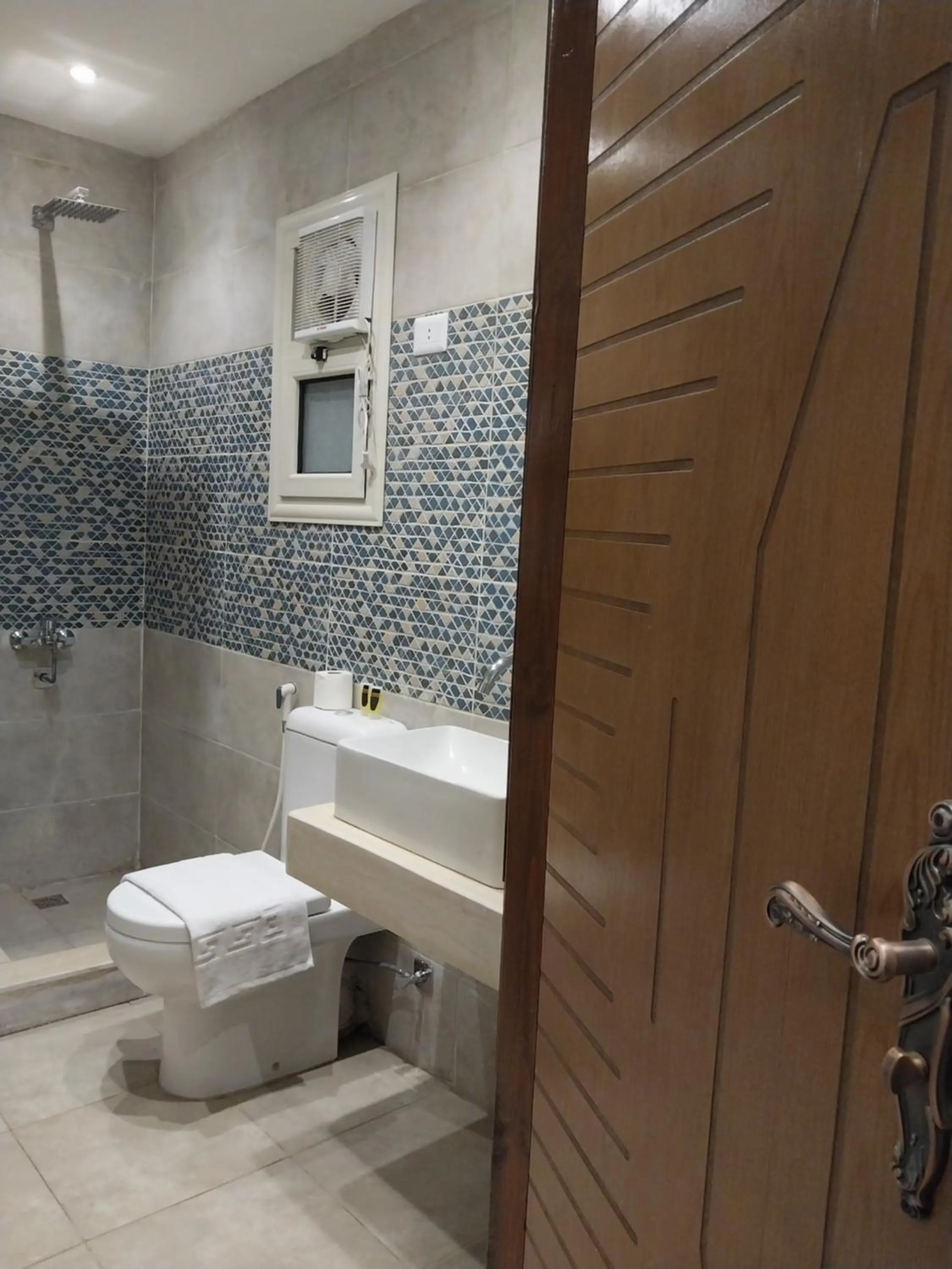 Shower in Eagles Pyramids View