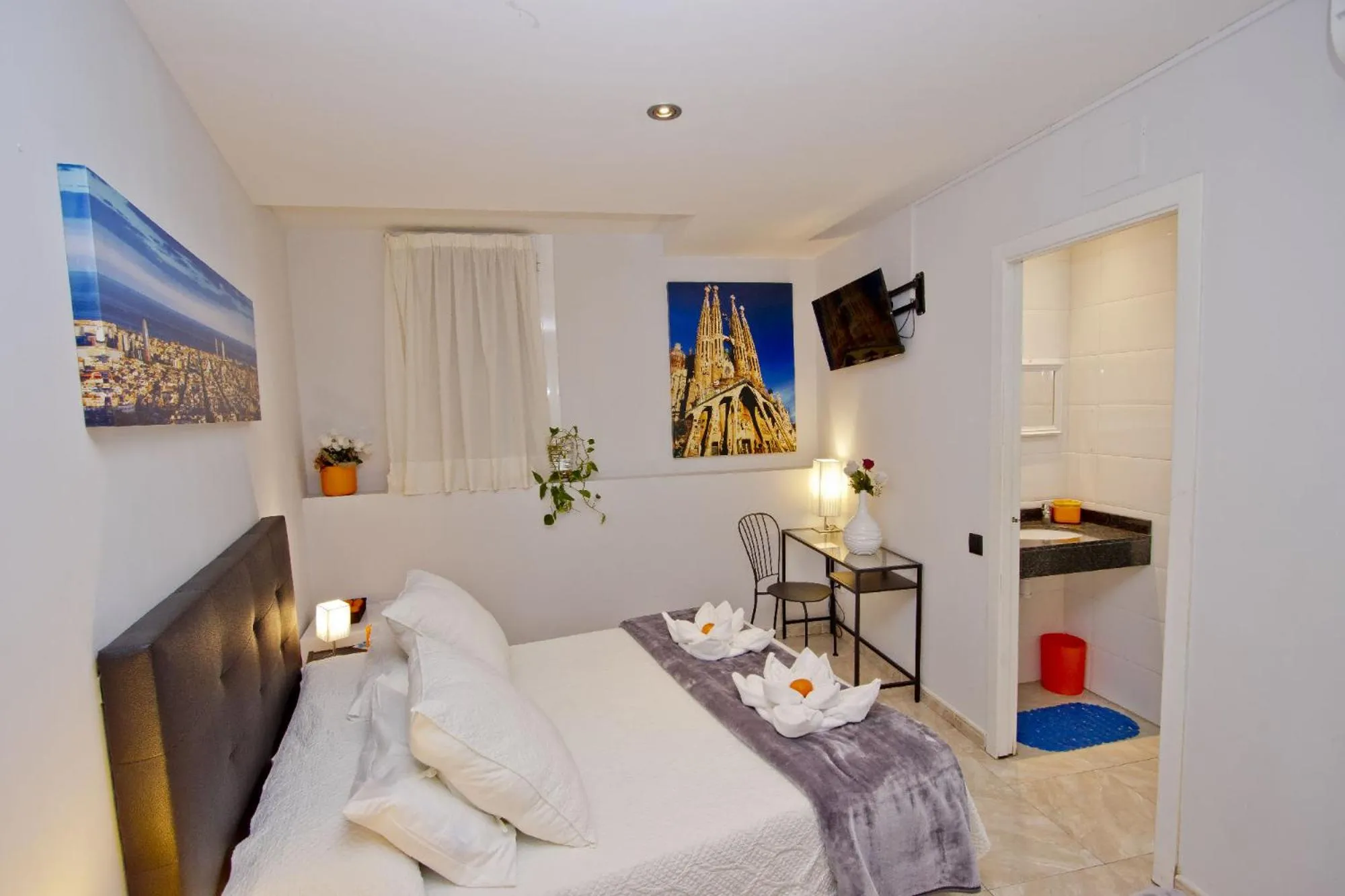 Bed in Barcelona City Centre Hostal