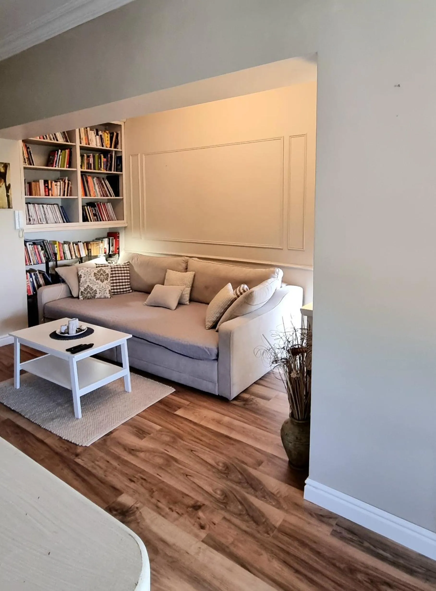 Library in Beach apartment Suzy&Demi