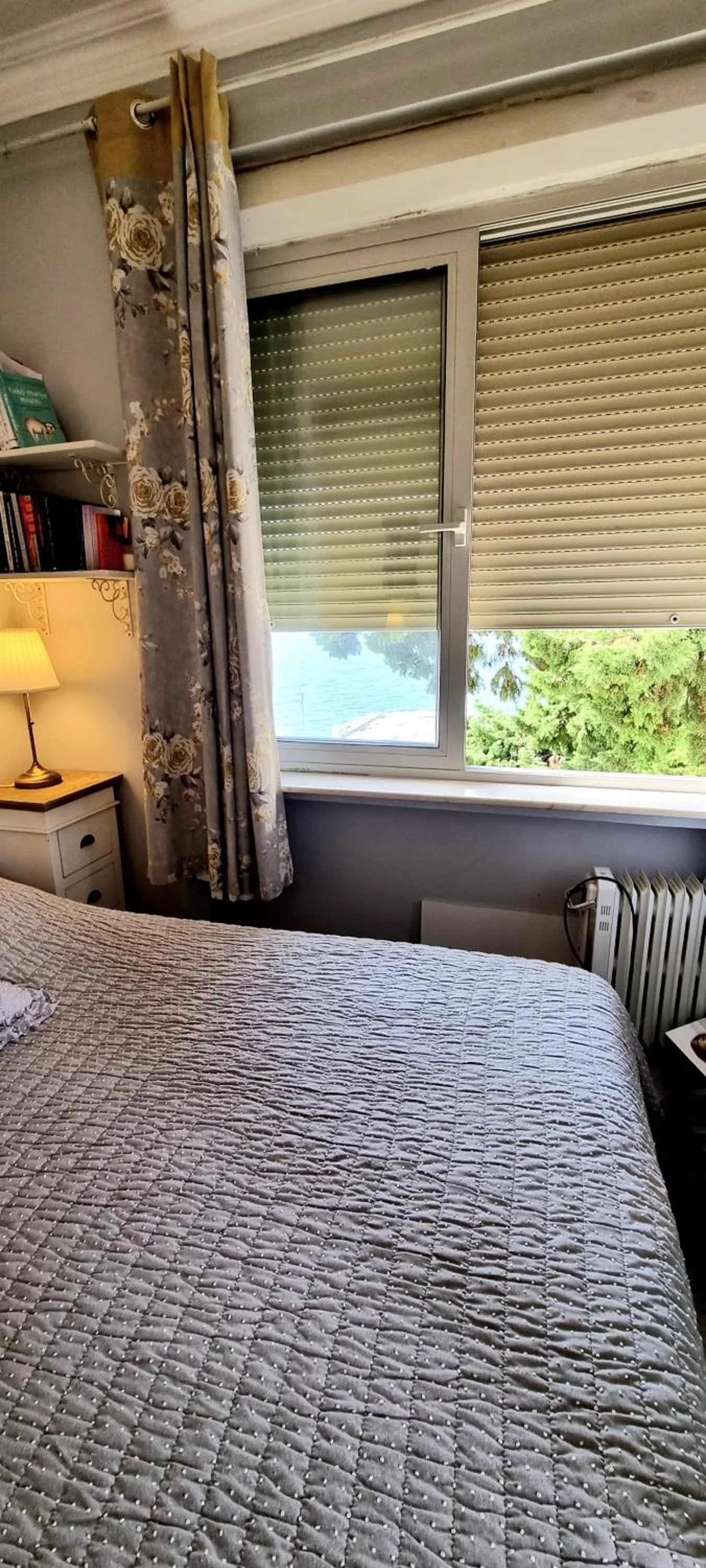 Bed in Beach apartment Suzy&Demi