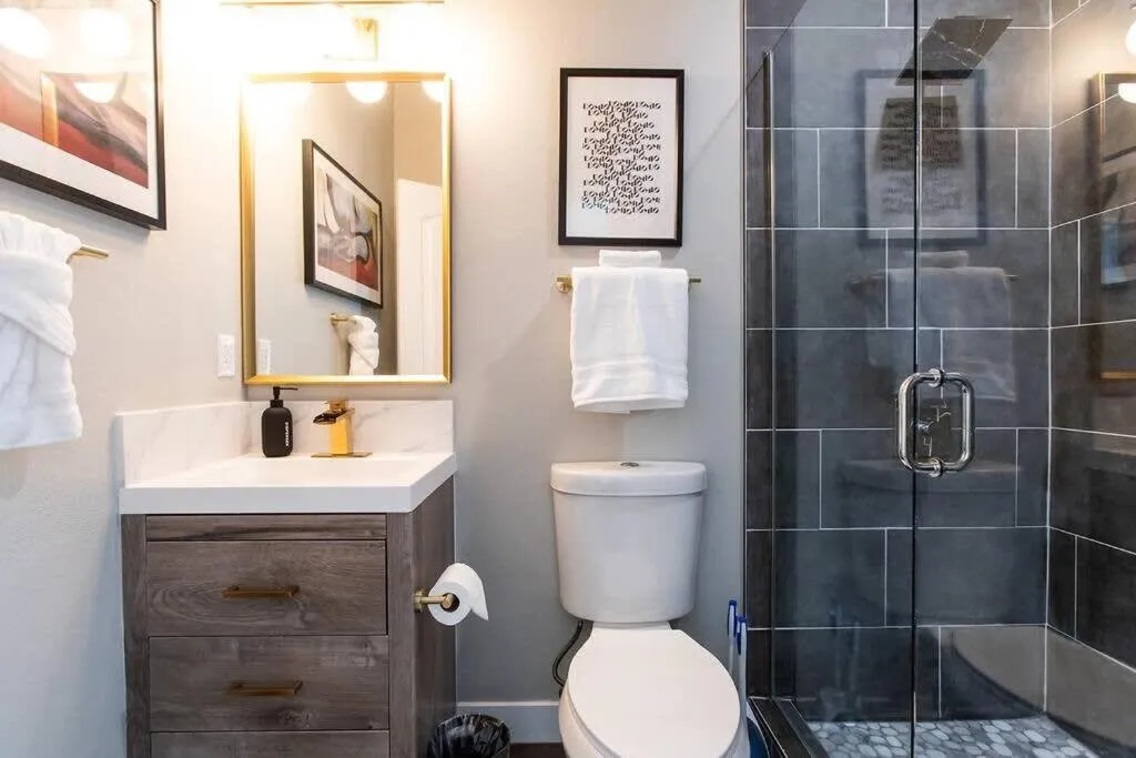 Walk 2 Restaurants & Bars-Relax on Private Patio