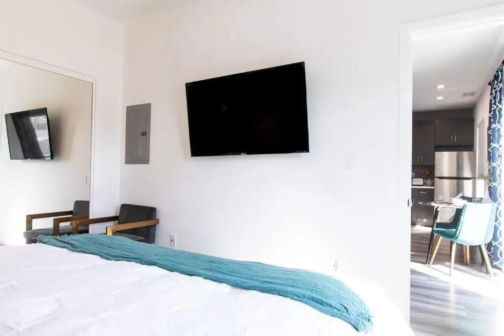 Walk 2 Restaurants & Bars-Relax on Private Patio