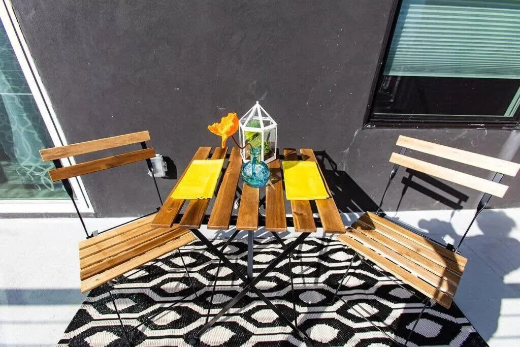 Walk 2 Restaurants & Bars-Relax on Private Patio