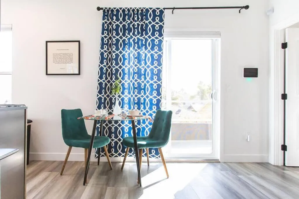 Walk 2 Restaurants & Bars-Relax on Private Patio